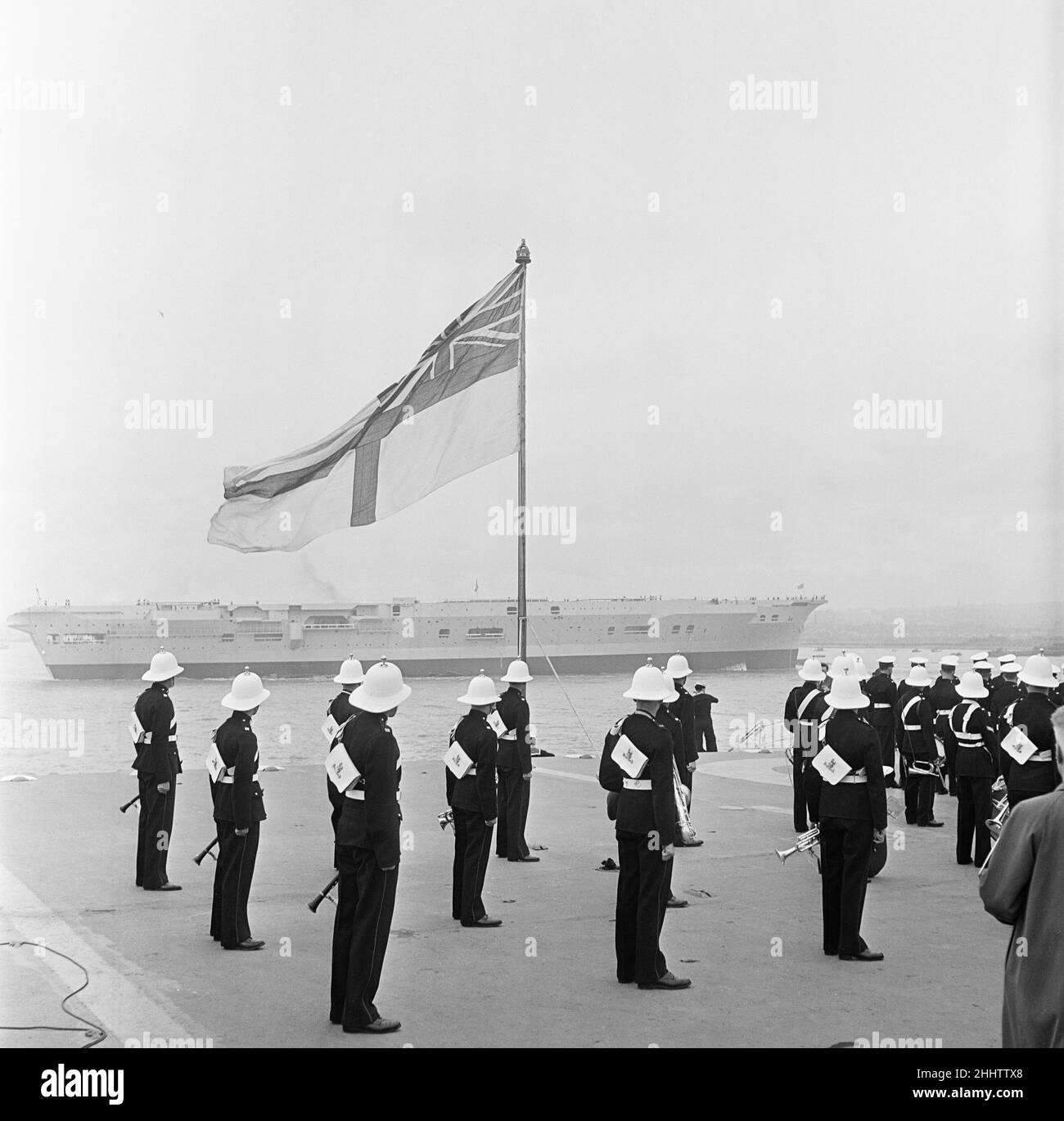 Lancement du HMS Ark Royal au chantier naval Cammell Laird, Birkenhead, Merseyside, 3rd mai 1950.Bande en laiton sur le pont du HMS illustre Banque D'Images