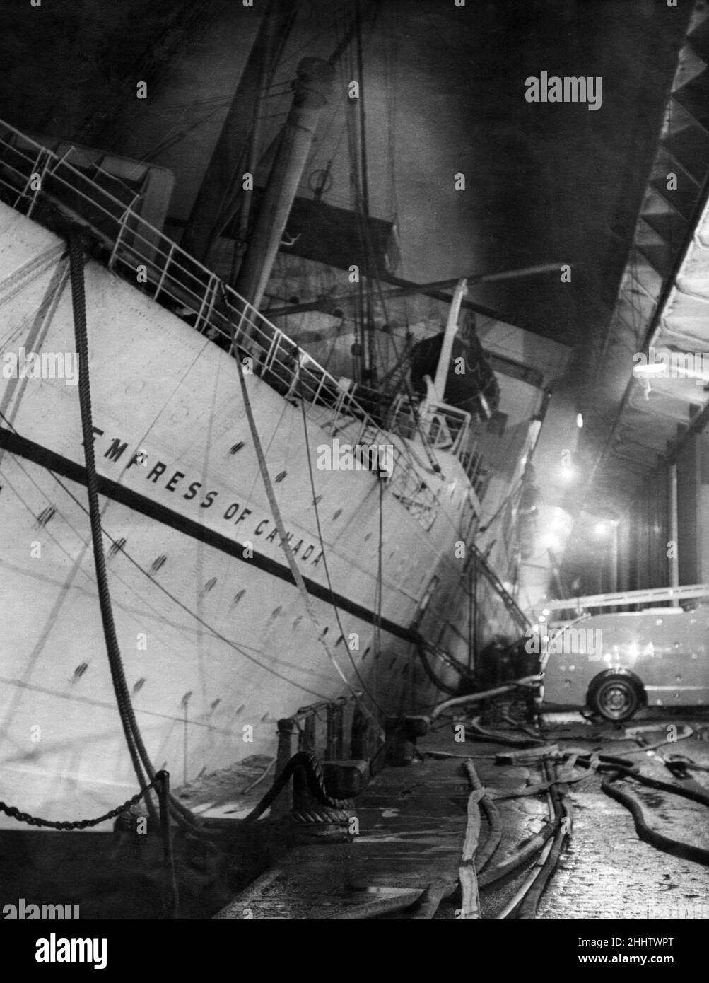 La liste alarmante lorsque la superstructure de l'impératrice du Canada est venue à quelques pieds des baies de chargement sur le bassin du quai.Gladstone Dock, Liverpool.Janvier 1953. Banque D'Images