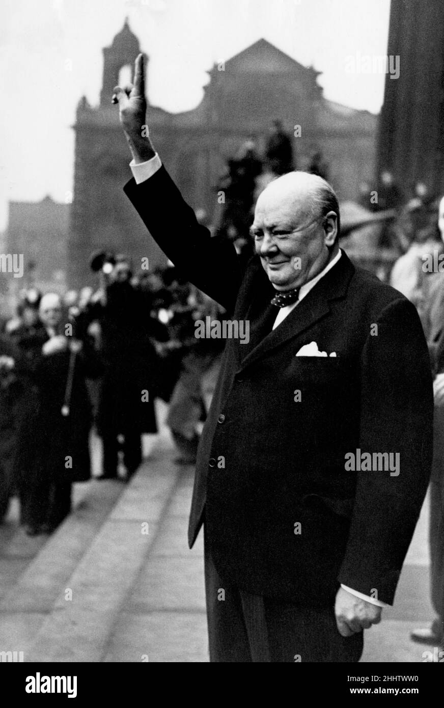 Winston Churchill Premier ministre britannique tenant les doigts dans un V pour le signe de la victoire à Leeds 1950. Banque D'Images
