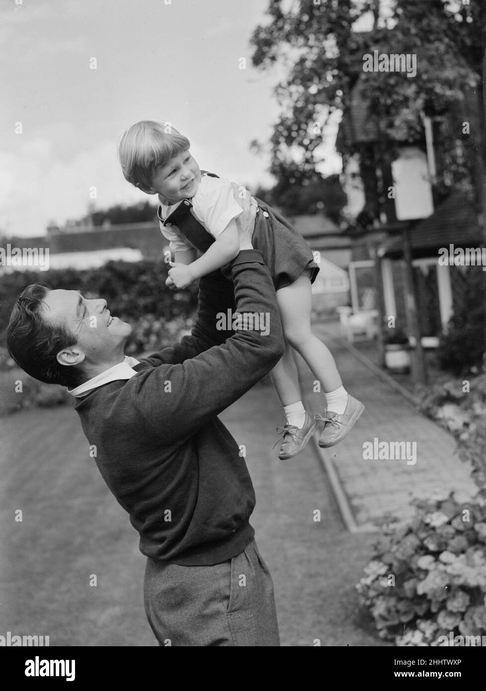 Acteur Richard Todd jouant avec son fils Peter à la maison.5th novembre 1954. Banque D'Images