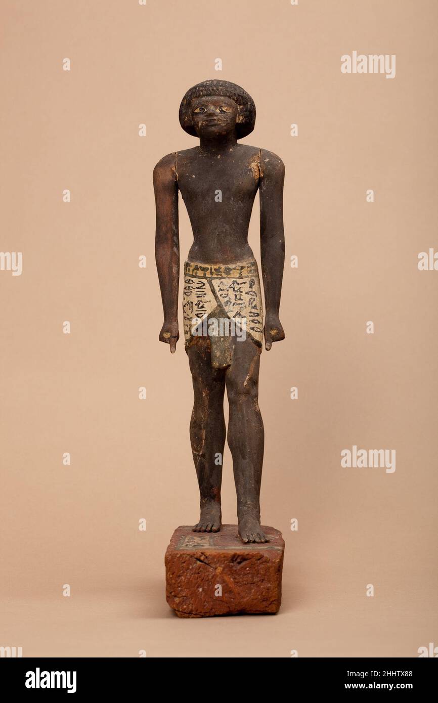 Statuette de Merer ca.1981–1802 B.C. Middle Kingdom les quatre statues 10.176.57-.60 appartenaient au Scribe of Divine Offerings Merer.Leurs petits fours sont couverts de sorts des textes de Coffin.L'expression inscrite sur les deux figures de taille moyenne (.58 et .60) est typique :'Oh Osiris Merer, venez avec moi et je vais vous ouvrir les yeux qu'ils peuvent vous conduire sur les voies de l'obscurité et qu'ils peuvent mettre la peur de vous dans les impérissables, comme l'a fait Horus pour son père Osiris.'Statuette de Merer. Env.1981–1802 C.-B.Bois, paintGesso.Royaume du milieu.De l'Égypte; dit être du Moyen-Orient Banque D'Images