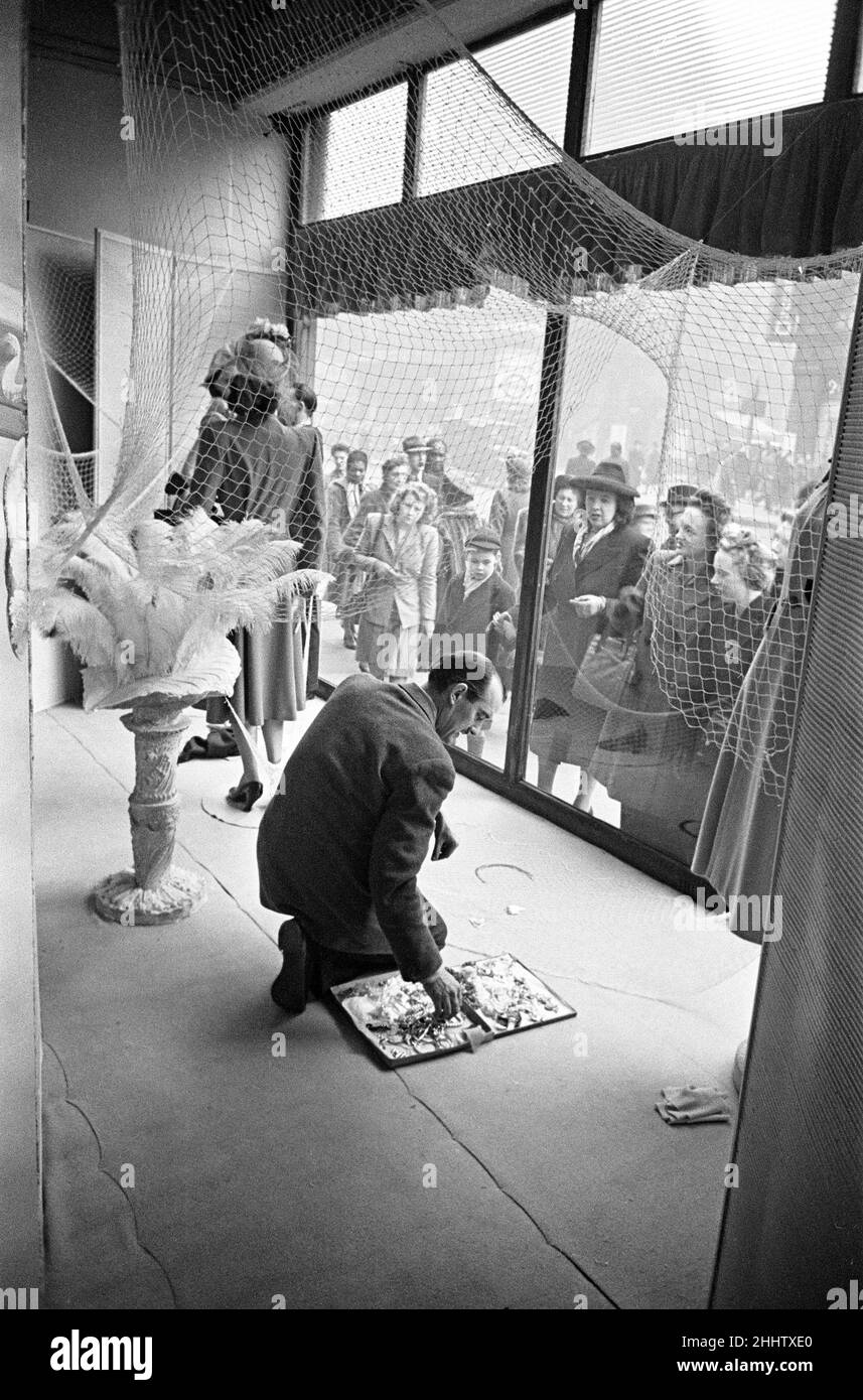 Scènes de l'intérieur de la fenêtre de magasin à Peter Robinson's Department Store, Londres. Le magasin Peter Robinson était au 200-236 Oxford Street.Vers 1946 Banque D'Images