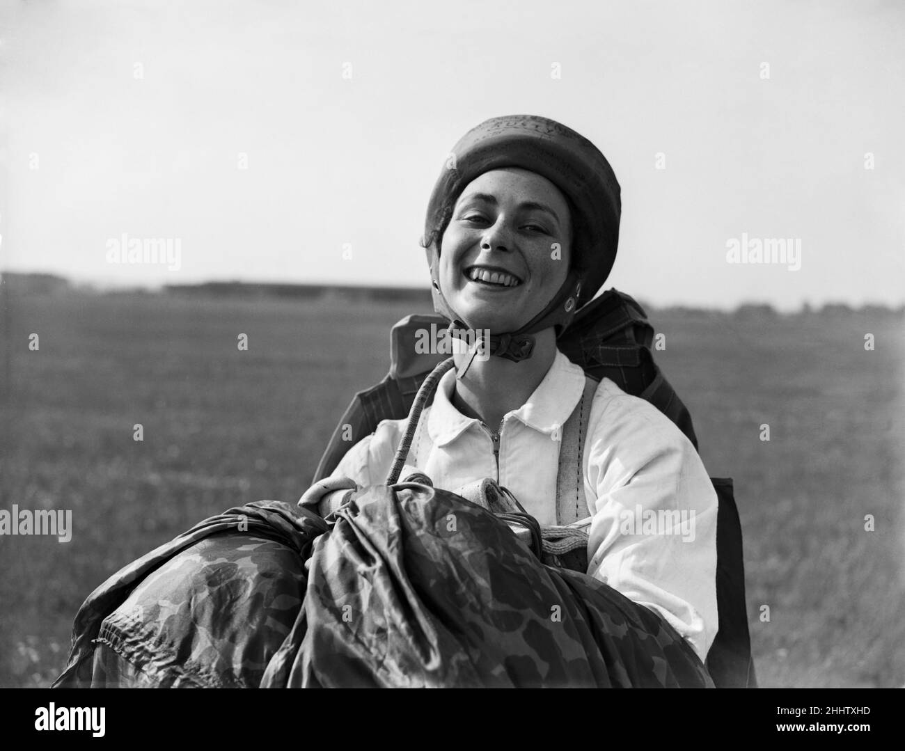 Joan Hughes, MBE, a été pilote de ferry de la Seconde Guerre mondiale et l'une des premières pilotes d'essai femelles de Grande-Bretagne.(Picture) Joan Hughes portant un kit de vol.25th mai 1953 Banque D'Images