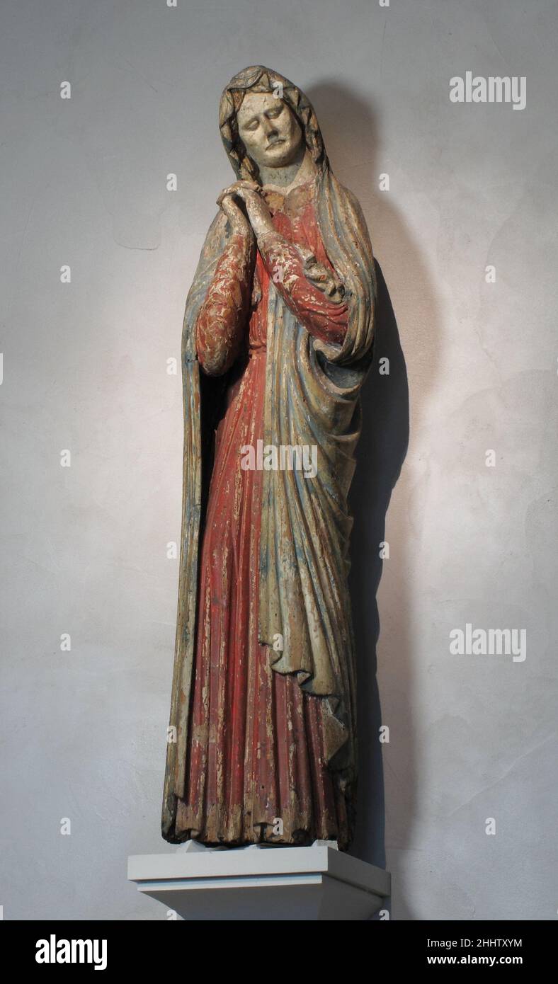 Deuil de la Vierge 13th siècle autrichien sculpté presque dans la ronde, cette figure et celle de Jean l'évangéliste à droite de la porte flanquèrent à l'origine une sculpture du Christ sur la croix.Le groupe a probablement été installé sur une poutre qui couvrait la largeur d'un chœur d'église.Les chiffres rappellent aux fidèles les paroles de l'Evangile de Jean (19:26-27): «quand Jésus a donc vu sa mère et le disciple qu'il aimait, il dit à sa mère: La femme voici ton fils.Après cela, il dit au disciple: Voici ta mère.".Deuil de la Vierge.Autrichienne.13th siècle.Bois et peinture.Fabriqué en Tyrol, Banque D'Images