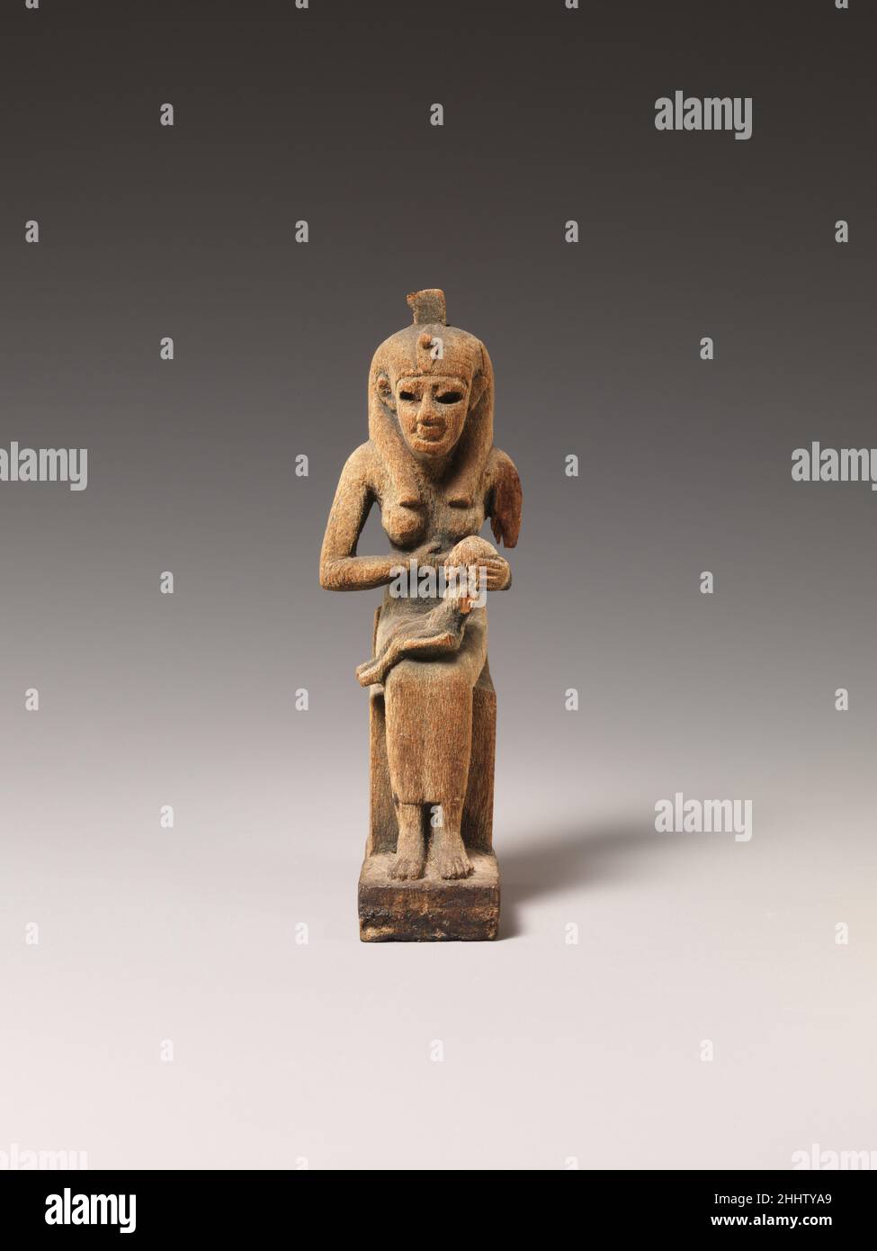 ISIS et Horus 664–30 C.-B. période tardive–période Ptoléméenne Isis avec l'enfant Horus sur ses genoux était un sujet fréquent de petite sculpture donnée aux temples.Les exemples de bois comme celui-ci sont rarement préservés en raison de leur sensibilité aux conditions du sol et aux fourmis blanches, mais doivent avoir été très nombreux.les yeux d'Isis ont été initialement incrustés, et le tenon sur sa tête aurait été monté dans une couronne séparée de bois probablement doré ou de métal.ISIS et Horus 552072 Banque D'Images