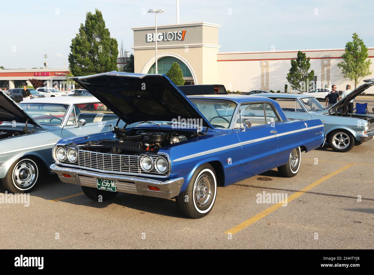 Auto – Impala 1964 de Chevrolet.Bleu.Voiture à Kettering samedi soir.Dorothy Lane et Woodman Drive, Kettering Towne Centre, Kettering, jour Banque D'Images