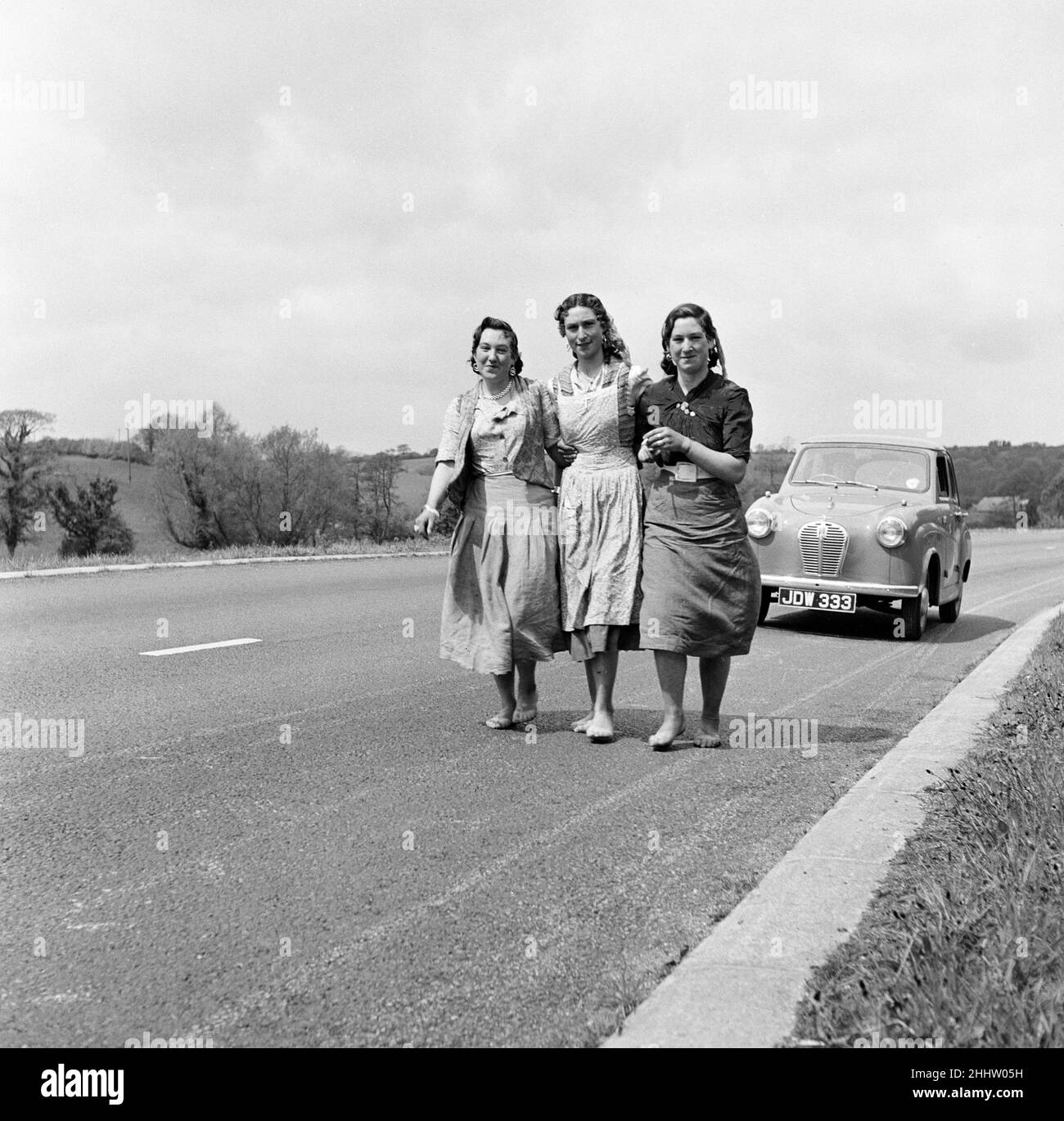 Des tziganes romanes pris par la caméra candide sur Usk, Newport Road.Ils marchent jusqu'à 25 miles par jour barefooted sur tous les types de routes.Cette route est recouverte d'un gravier dur mais les filles ne sentent même pas un chatouillement alors qu'elles marchent, parfois en arrière, vers leur but - Cardiff, où ils rencontreront leurs petits amis et de mettre des chaussures juste pour aller danser.8th mai 1954. Banque D'Images