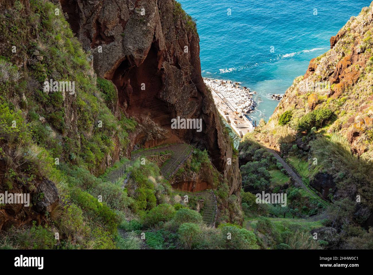 Vue panoramique depuis le sentier de randonnée “Caminho Real do Paul do Mar” (PR19) qui mène de Prazeres à Paul do Mar, vers le port de l'océan, Madère Banque D'Images