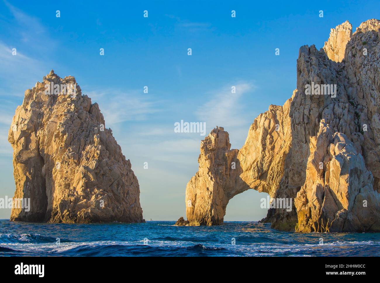 Vue rapprochée de l'arche et des formations rocheuses environnantes à Lands End à Cabo San Lucas, Baja California sur, Mexique Banque D'Images