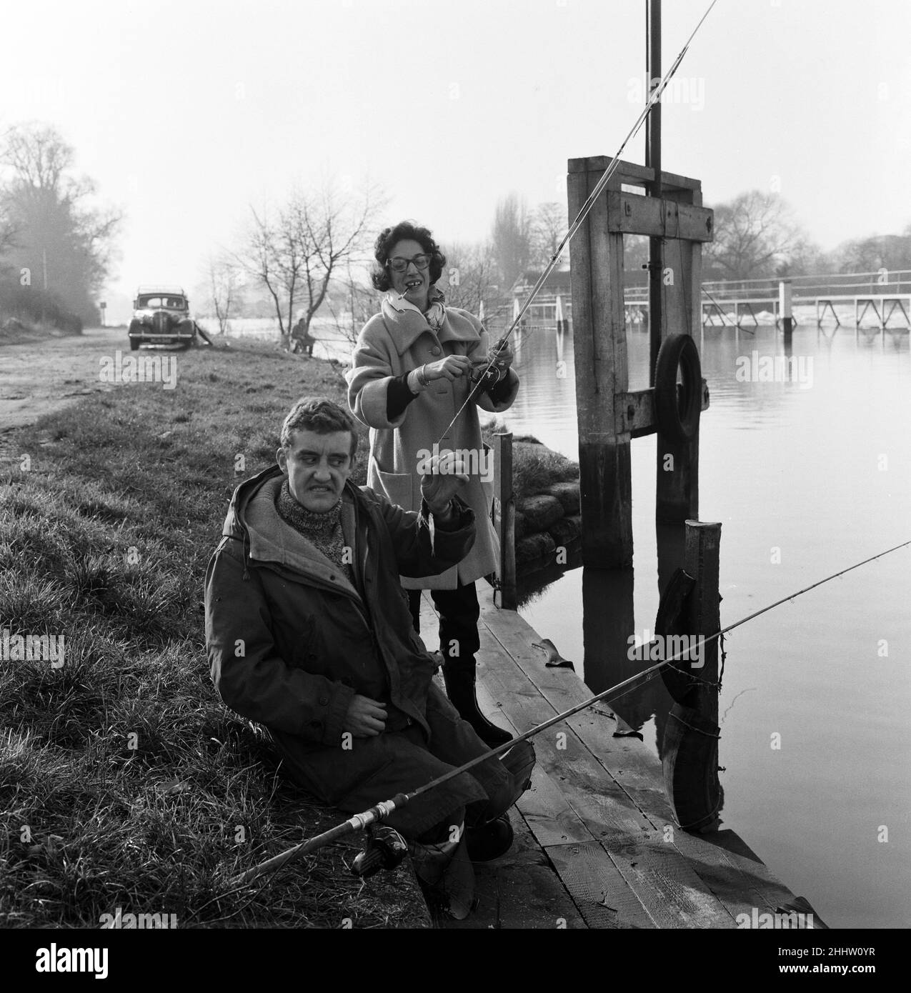 Bernard Cribbins, star de la scène, du film et de la télévision, a pêché à Walton-on-Thames avec Marjorie Proops.18th janvier 1951. Banque D'Images