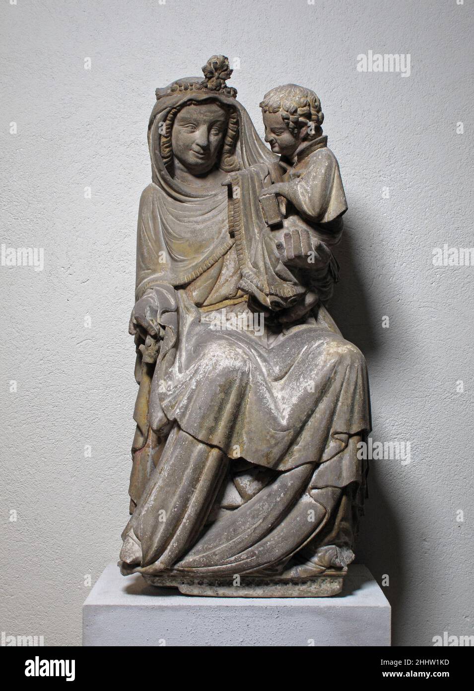 Assis Vierge et enfant deuxième moitié 14th siècle allemand.Assis Vierge et enfant.Allemand. Deuxième moitié du siècle 14th.Pierre.Sculpture Banque D'Images