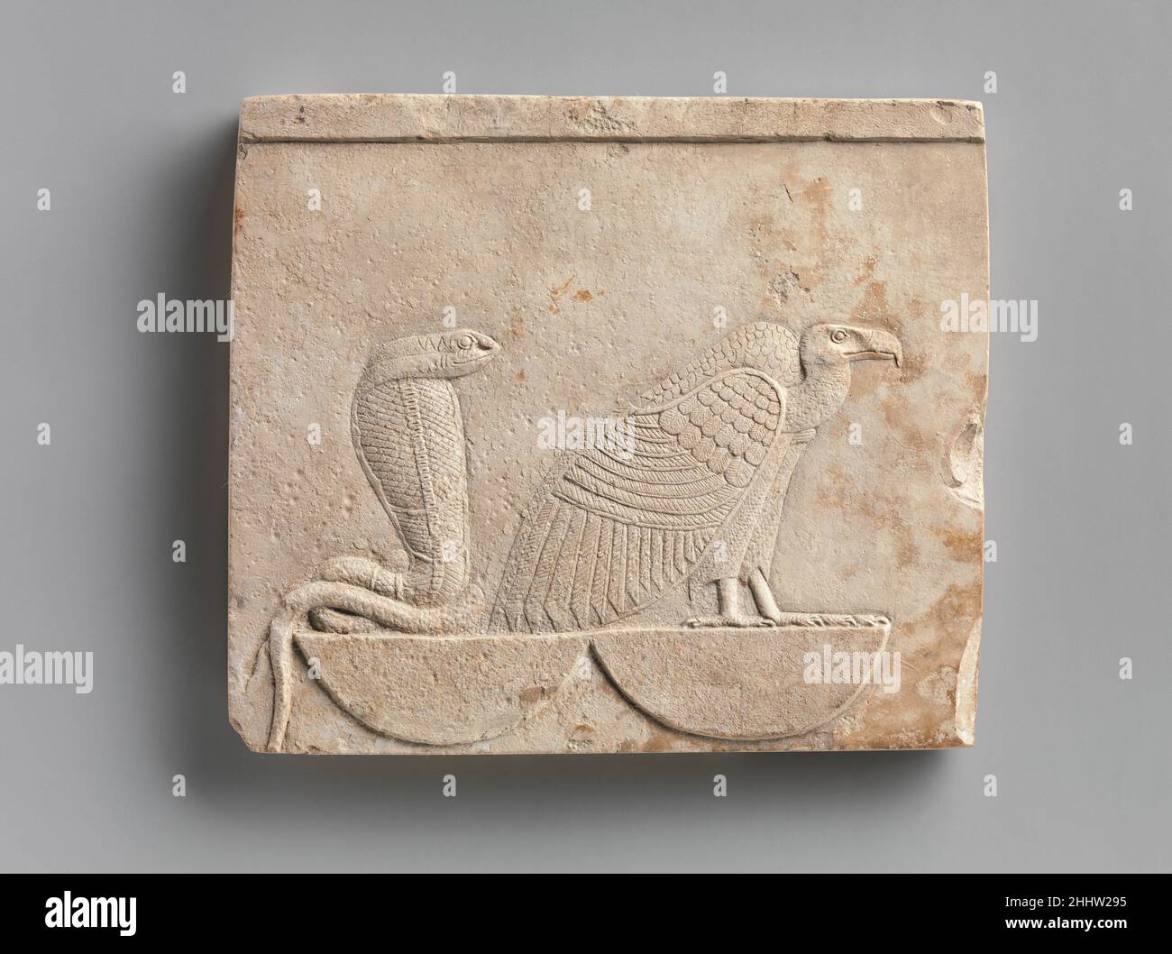 Plaque de relief avec Vulture et Cobra sur les paniers; falcon sur l'opposé 400–30 C.-B. période tardive–période de Ptolemaic petite période tardive et des reliefs ou sculptures de Ptolemaic qui représentent un sujet d'une manière partielle ou inachevée mais qui sont eux-mêmes des objets finis constituent une classe spéciale d'objets.Des lignes directrices comme celles pour les artistes sont souvent exposées en évidence comme faisant partie de l'objet, bien que, en fait, de nombreux cas peuvent être notés où l'objet ne pourrait tout simplement pas servir de modèle approprié pour une représentation traditionnelle formelle égyptienne.Personnifications de la royauté, les chiffres qui peuvent représenter le maintenant Banque D'Images