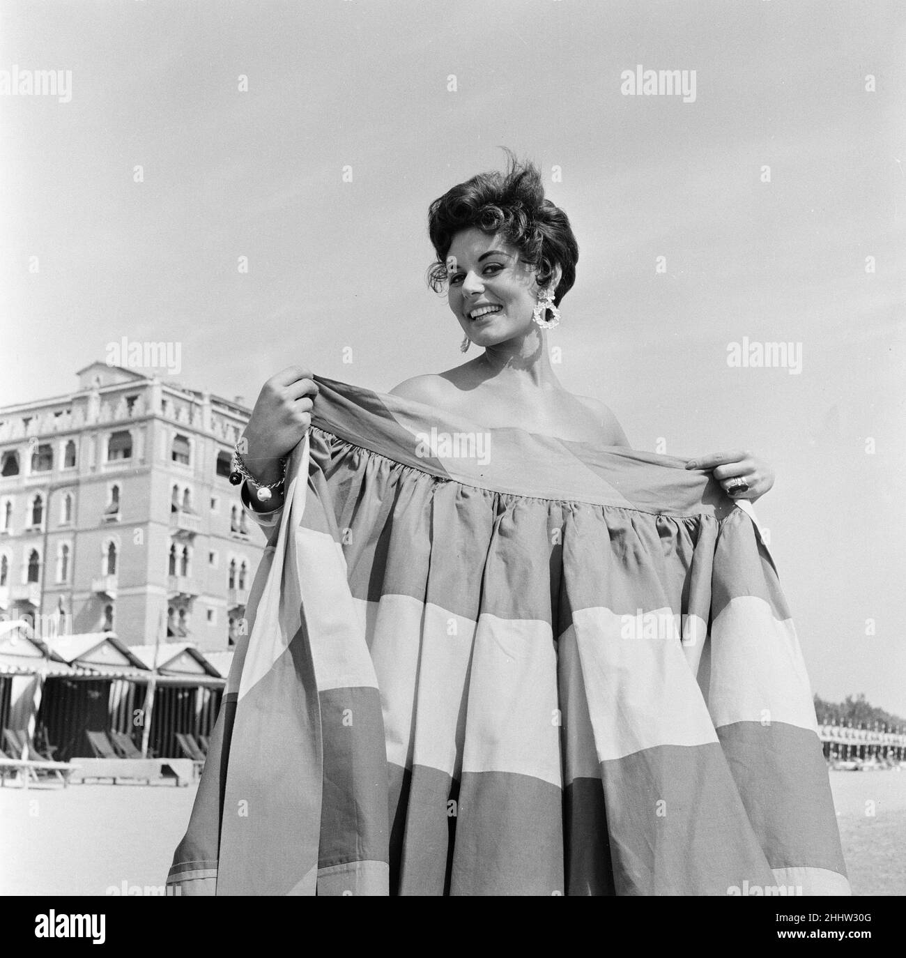 Eunice Gayson, actrice se fait une matinée à la plage pendant le Festival du film de Venise, le mercredi 7th septembre 1955. Banque D'Images