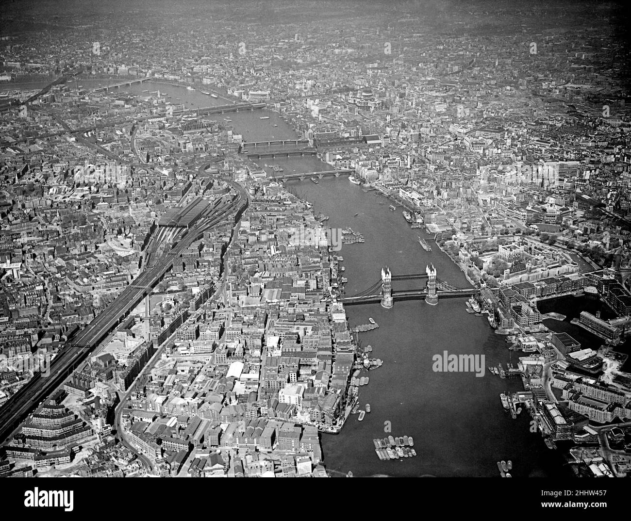 Photo aérienne de Londres, montrant la Tamise, Tower Bridge, London Bridge Station à gauche, la cathédrale St Pauls en arrière-plan.Photo prise le 4th juillet 1950 Banque D'Images