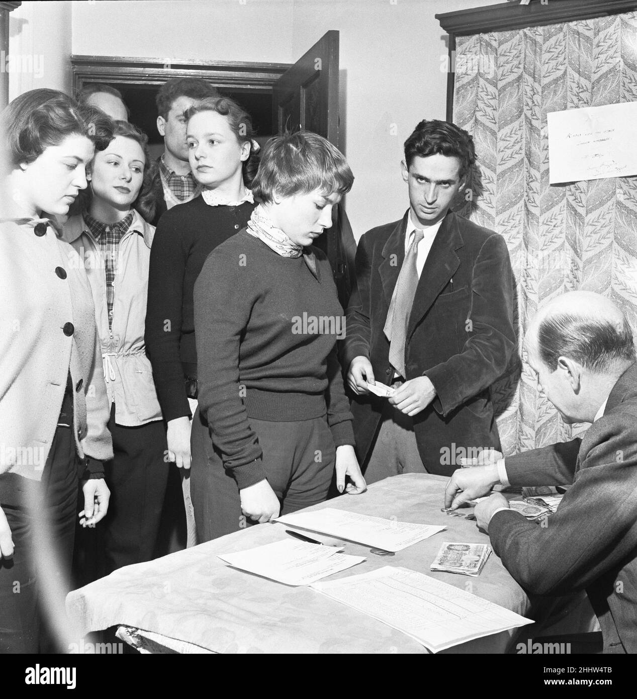 Scène de retour avec les filles de spectacle pendant la répétition de Tom Arnold Chu Chin Chow à l'Empire Theatre, Sunderland.Le casting du spectacle vu ici faisant la queue pour signer pour leur salaire 28th avril 1954 Banque D'Images