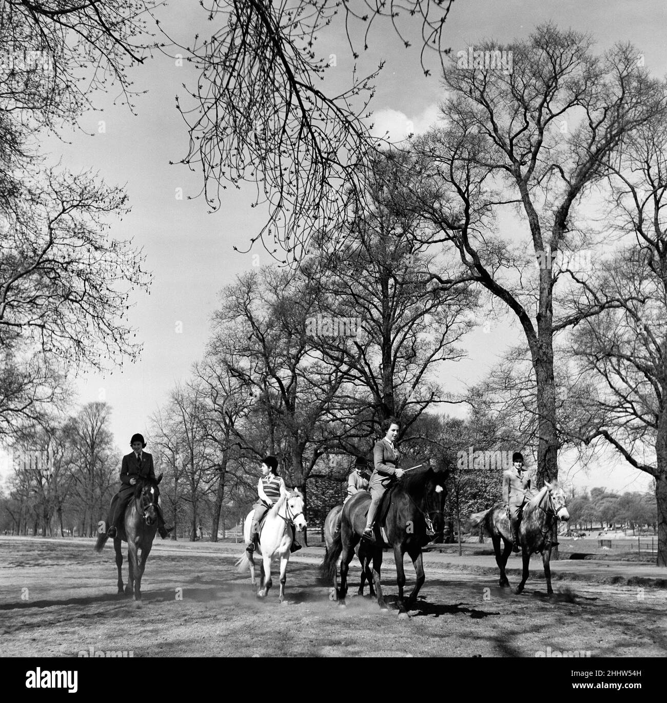 Équitation sur Rotten Row, Hyde Park, Londres.22nd avril 1954. Banque D'Images