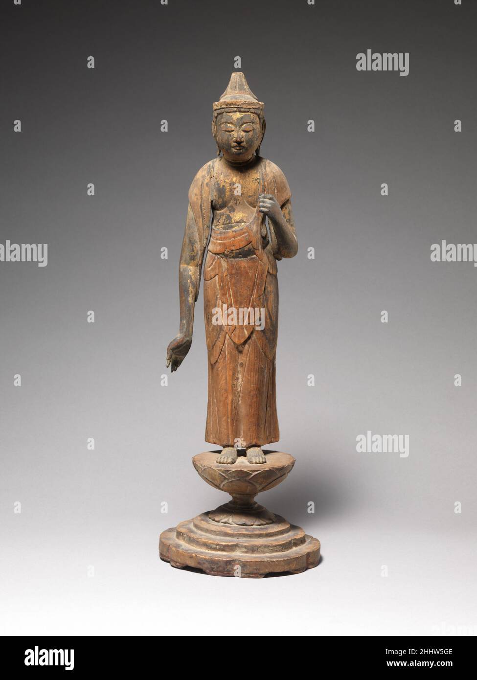 Shō Kannon 12th siècle Japon la pose frontale et la drapery aplatie sont évocatrices du statut de Shō Kannon comme la principale incarnation d'Avalokiteshvara, le bodhisattva de la compassion.Produit à la fin de la période Heian au Japon, lorsque le bois était un milieu fortement favorisé pour les figures de dévotion, ce travail aurait fait partie d'un ensemble sculptural.Le poing levé de la figure tenait probablement une fleur de lotus, maintenant perdu.Des traces de pigment sur le corps et le vêtement suggèrent que la surface aurait été entièrement peinte.Shō Kannon 49257 Banque D'Images