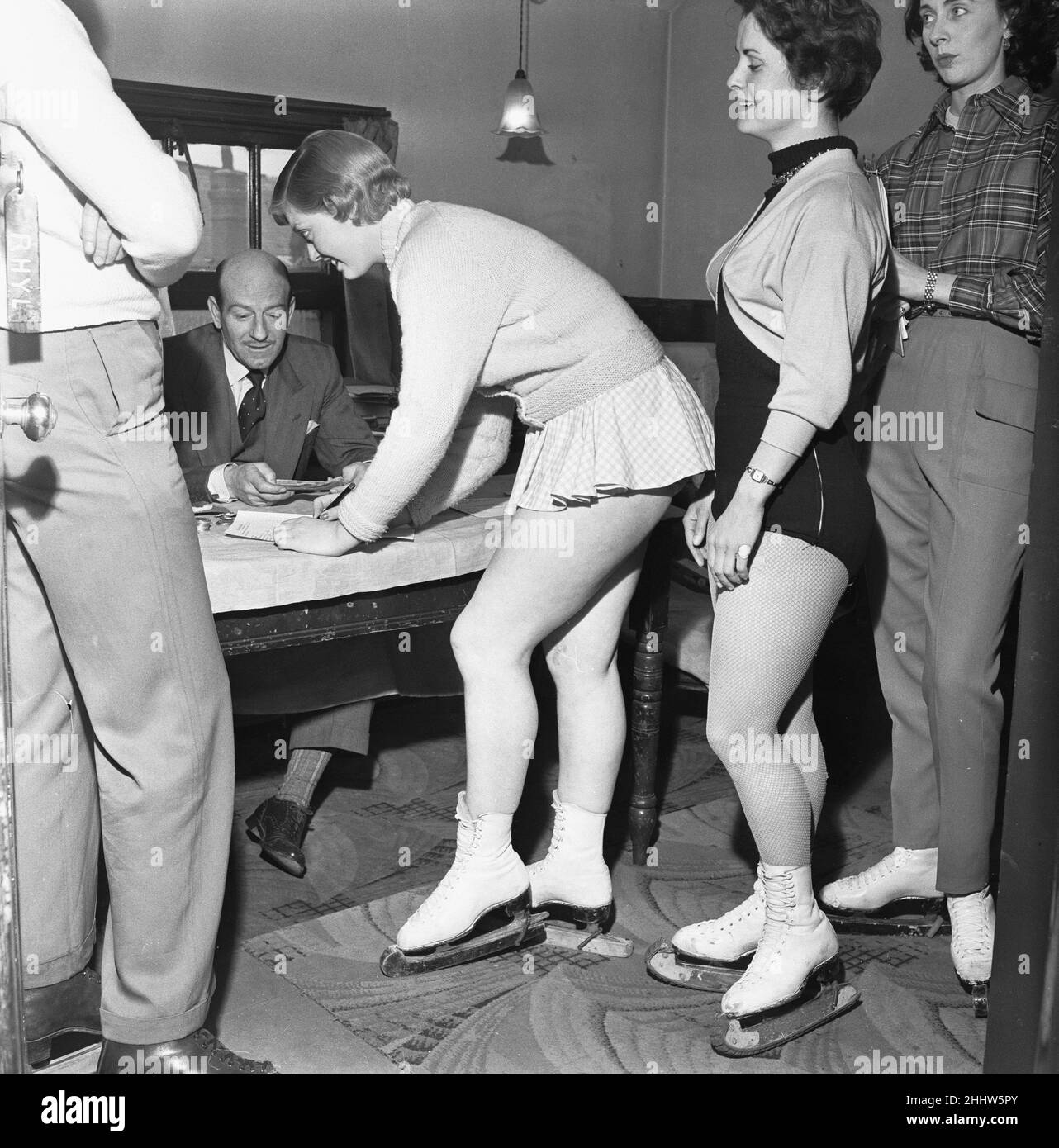 Scène de retour avec les filles de spectacle pendant la répétition de Tom Arnold Chu Chin Chow à l'Empire Theatre, Sunderland.Les filles du chœur vu ici font la queue pour signer pour leur salaire 28th avril 1954 Banque D'Images