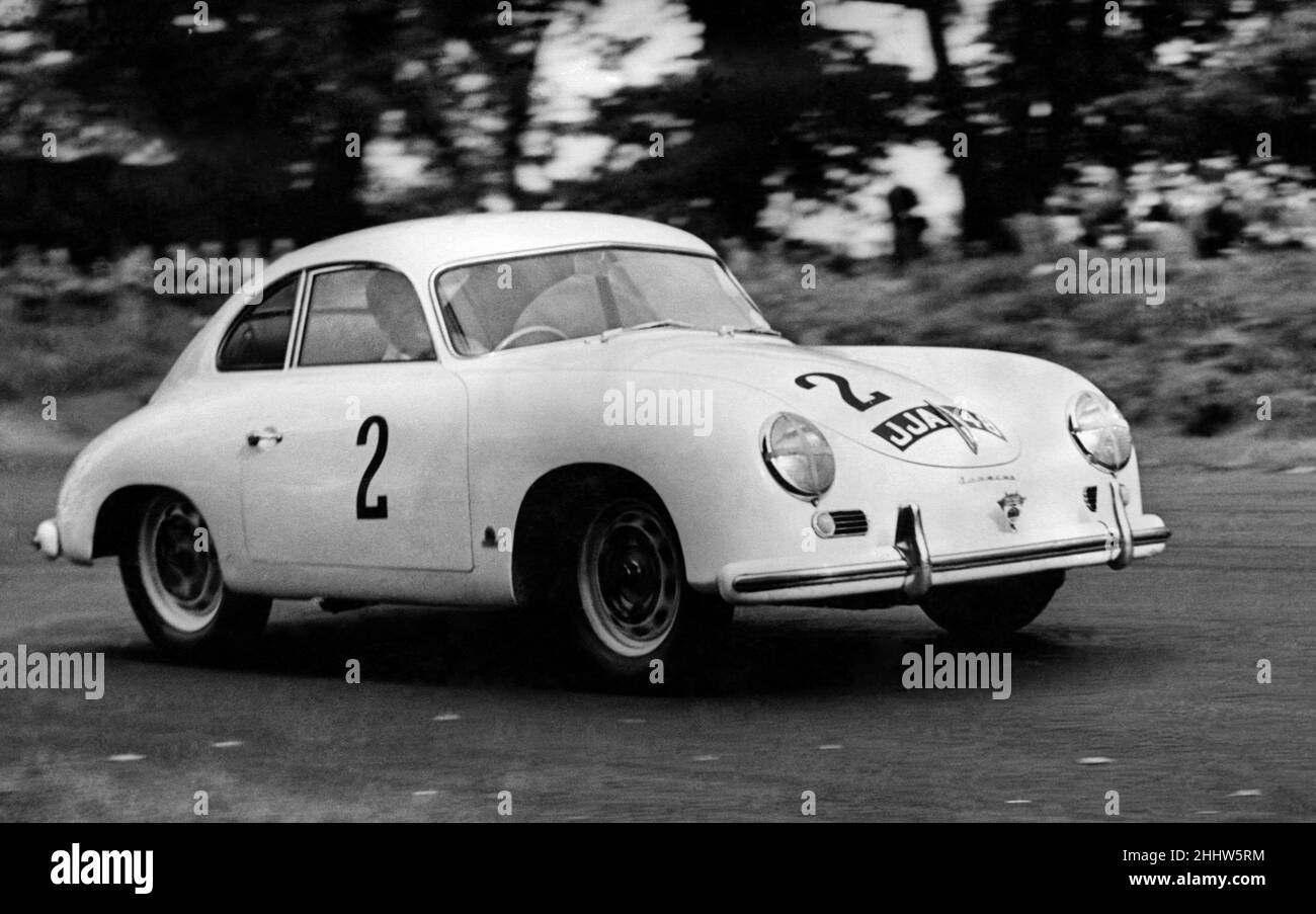 Au Lodge Corner, au tour 3, de la course de 25 miles pour les voitures de berline de production standard, J.B.Naylor, dans sa Porsche, mène le terrain et il a gagné cet événement.Septembre 1955 P005810 Banque D'Images