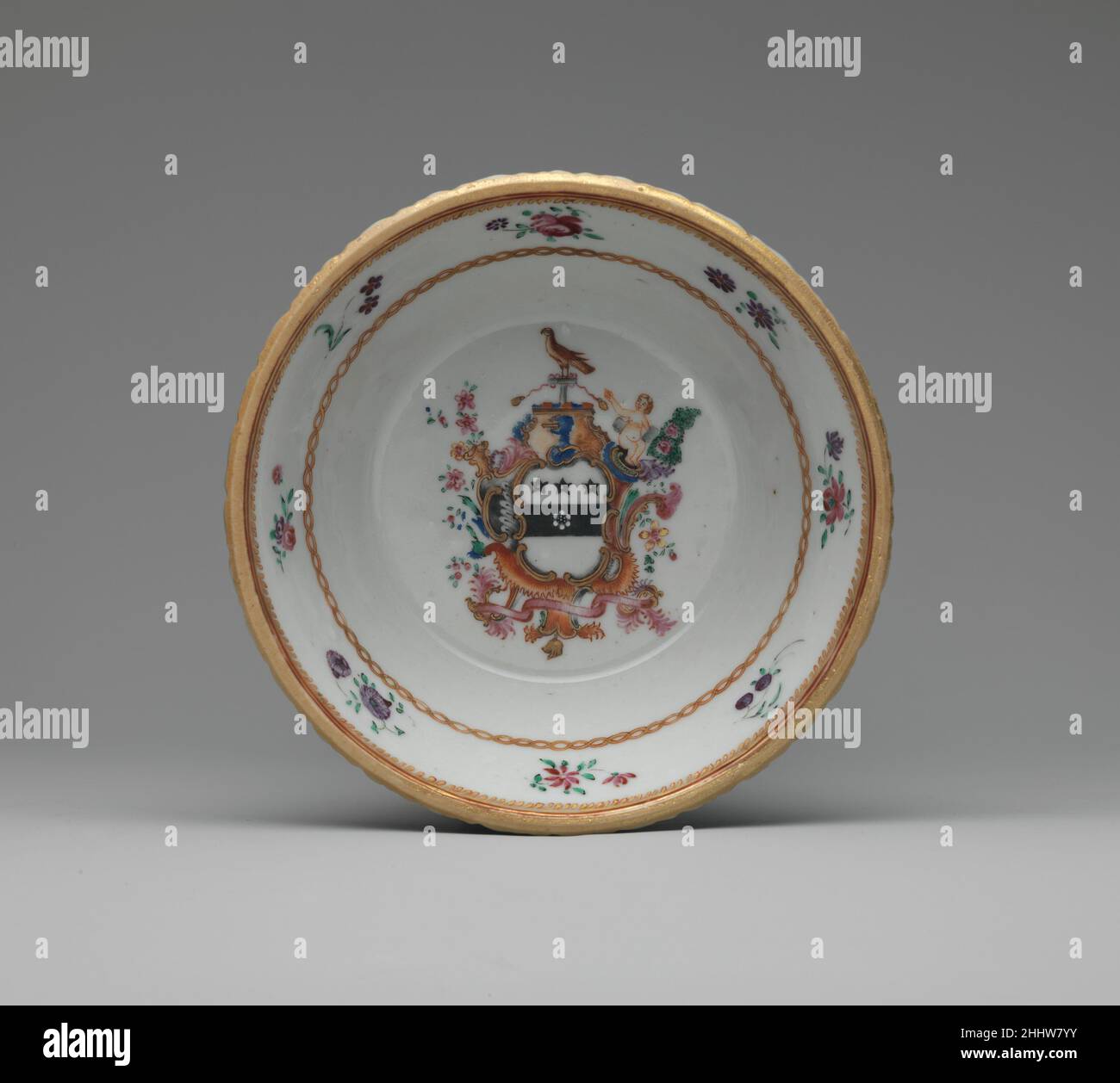 Soucoupe 1785–90 Chinois, pour le marché américain cet objet appartient à un grand service de souper (10.149.1–.248) portant les armoiries de la famille Townley.Le service, probablement commandé par le juge Samuel Chase (1741–1811) d'Annapolis, Maryland, présente les bras peints en émail de Margaret Townley, la tante de Chase.Soucoupe 7295 Banque D'Images
