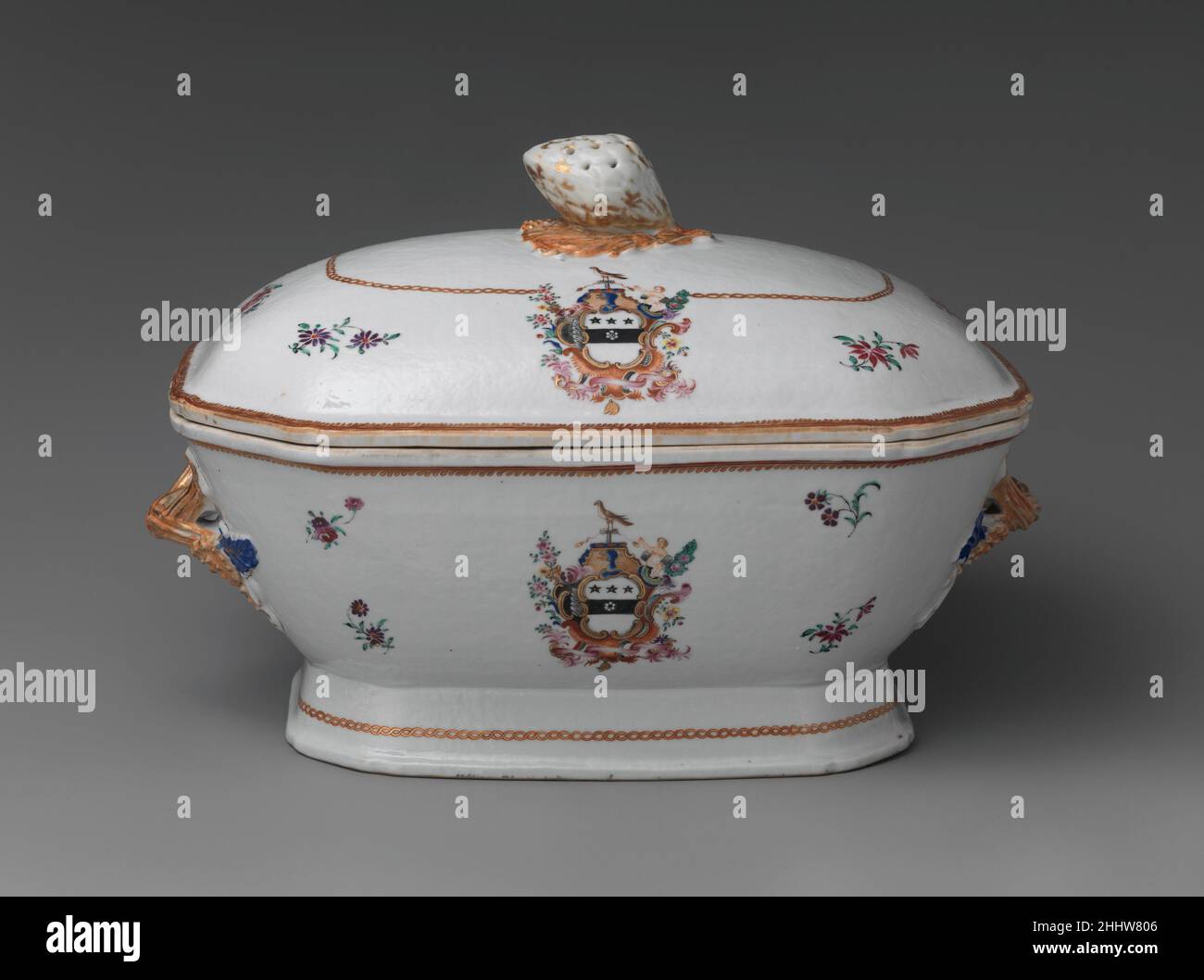 Soupe Tureen 1785–90 Chinois, pour le marché américain cet objet appartient à un grand service de dîner (10.149.1–.248) portant les armoiries de la famille Townley.Le service, probablement commandé par le juge Samuel Chase (1741–1811) d'Annapolis, Maryland, présente les bras peints en émail de Margaret Townley, la tante de Chase.Soupe Tureen 2476 Banque D'Images