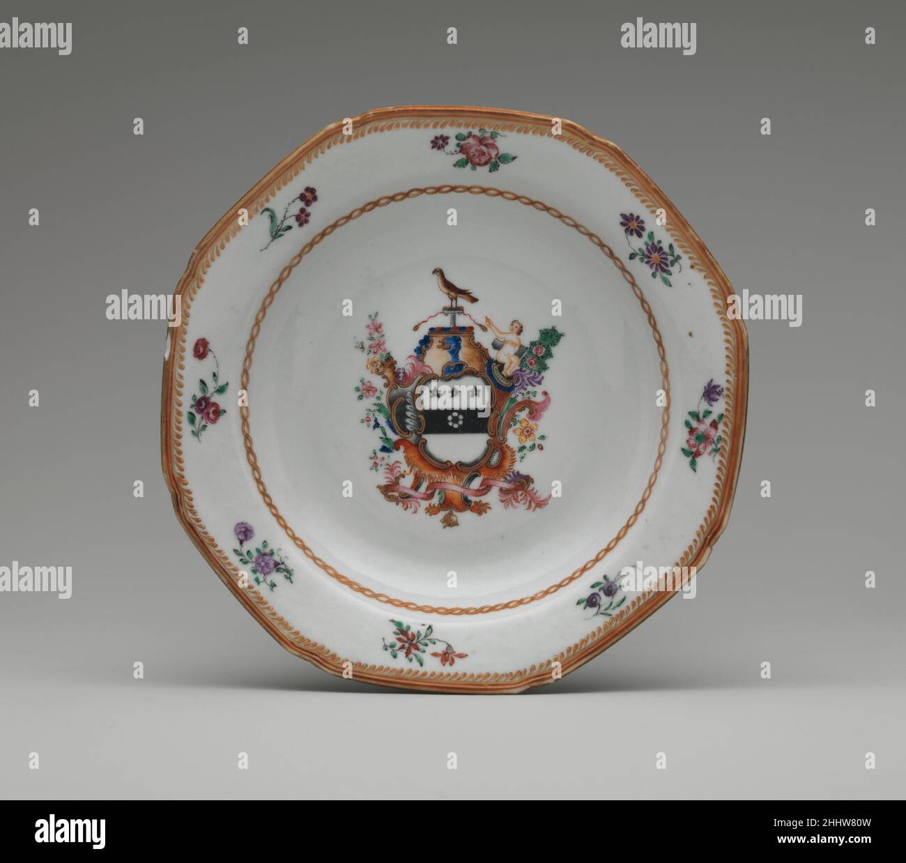 Bol 1785–90 Chinois, pour le marché américain cet objet appartient à un grand service de souper (10.149.1–248) portant le manteau de la famille Townley.Le service, probablement commandé par le juge Samuel Chase (1741–1811) d'Annapolis, Maryland, présente les bras peints en émail de Margaret Townley, la tante de Chase.Bol 875 Banque D'Images