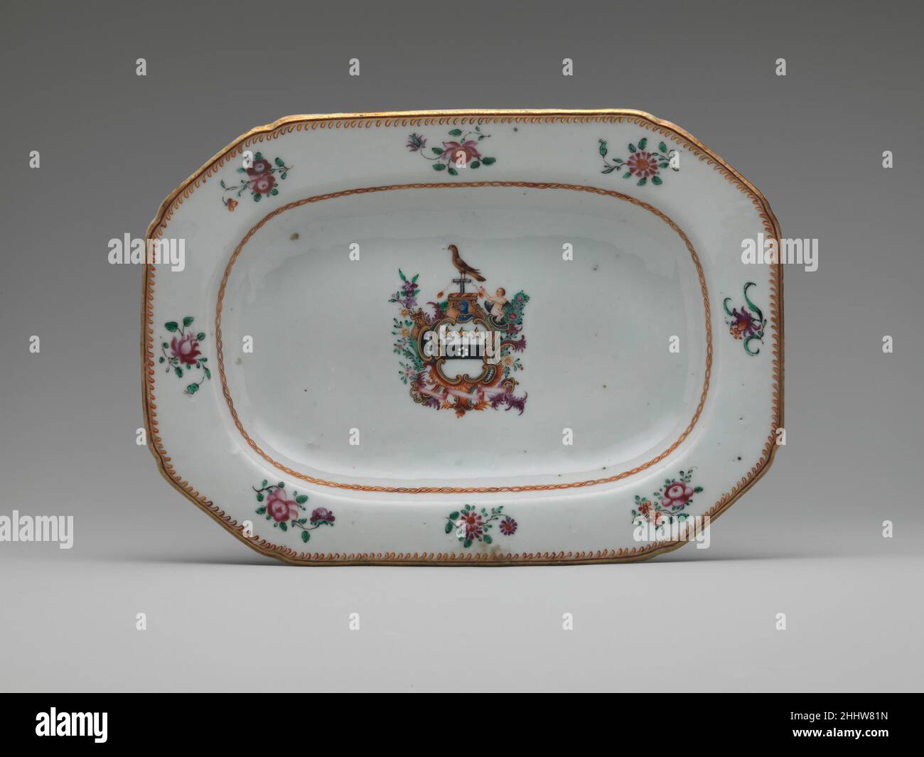 Assiette 1785–90 Chinois, pour le marché américain cet objet appartient à un grand service de souper (10.149.1–248) portant les armoiries de la famille Townley.Le service, probablement commandé par le juge Samuel Chase (1741–1811) d'Annapolis, Maryland, présente les bras peints en émail de Margaret Townley, la tante de Chase.Tôle 6259 Banque D'Images
