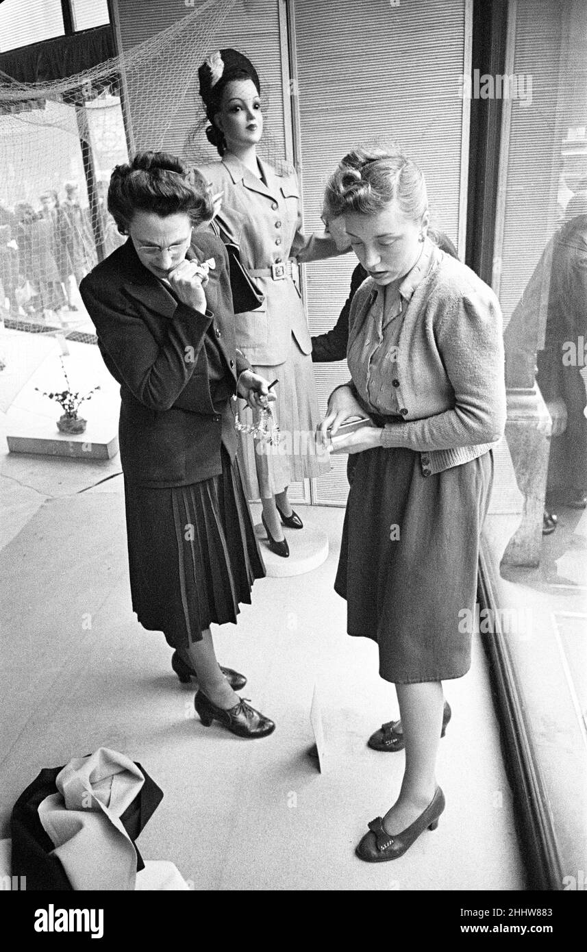 Scènes de l'intérieur de la fenêtre de magasin à Peter Robinson's Department Store, Londres. Le magasin Peter Robinson était au 200-236 Oxford Street.Vers 1946 Banque D'Images