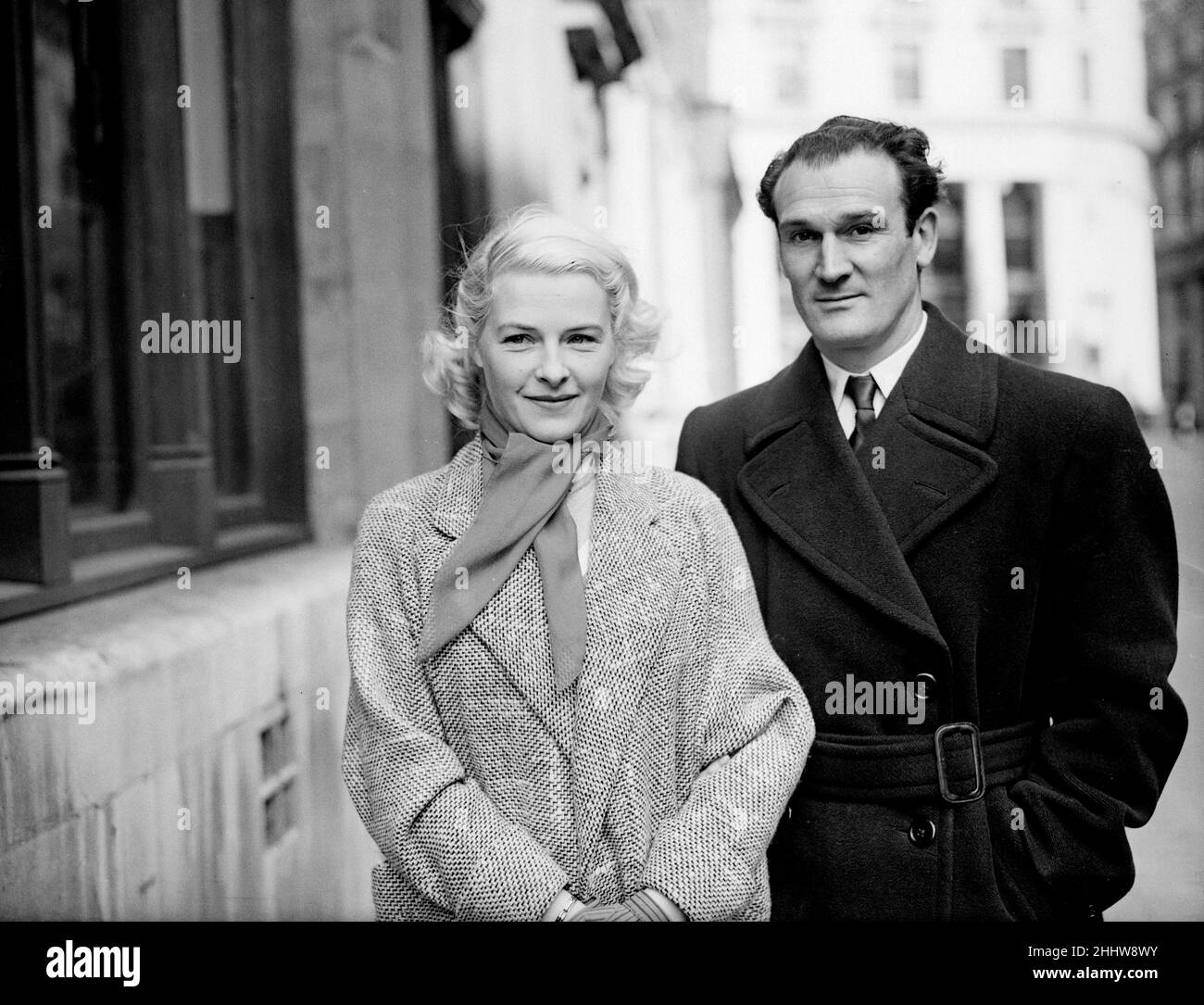 Eddie Chapman a comparu aujourd'hui à Bow Street à la suite d'une accusation d'agression.Cette date a été ajournée jusqu'au 2nd avril.Il est photographié avec sa femme Betty.5th février 1954. Banque D'Images