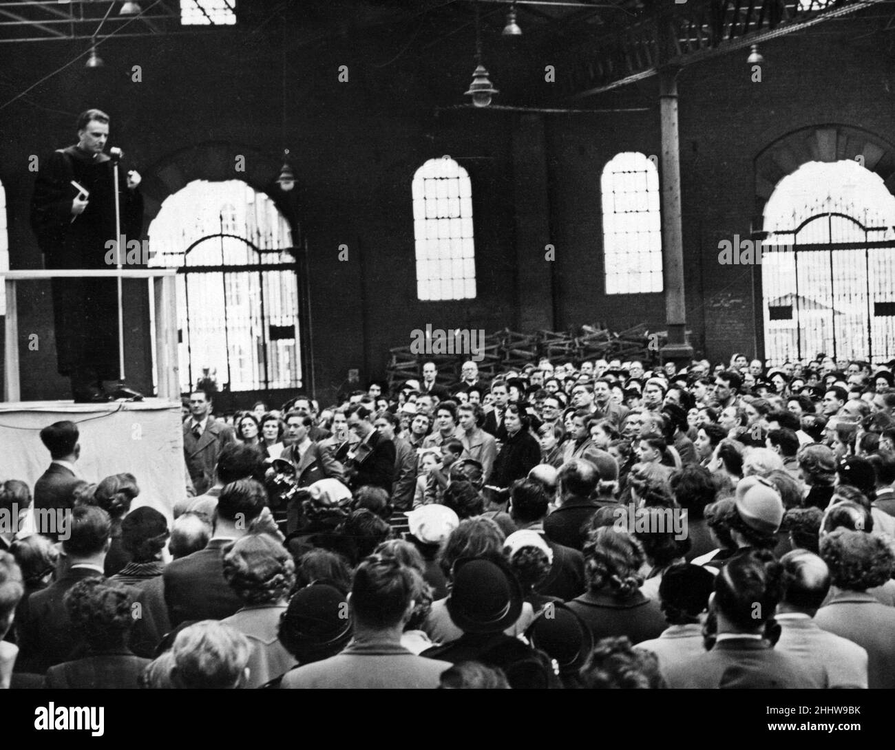 Billy Graham parlant au marché de Rag de Birmingham après avoir prêché à St Martin dans l'église du Bull Ring.9th mai 1954. Banque D'Images