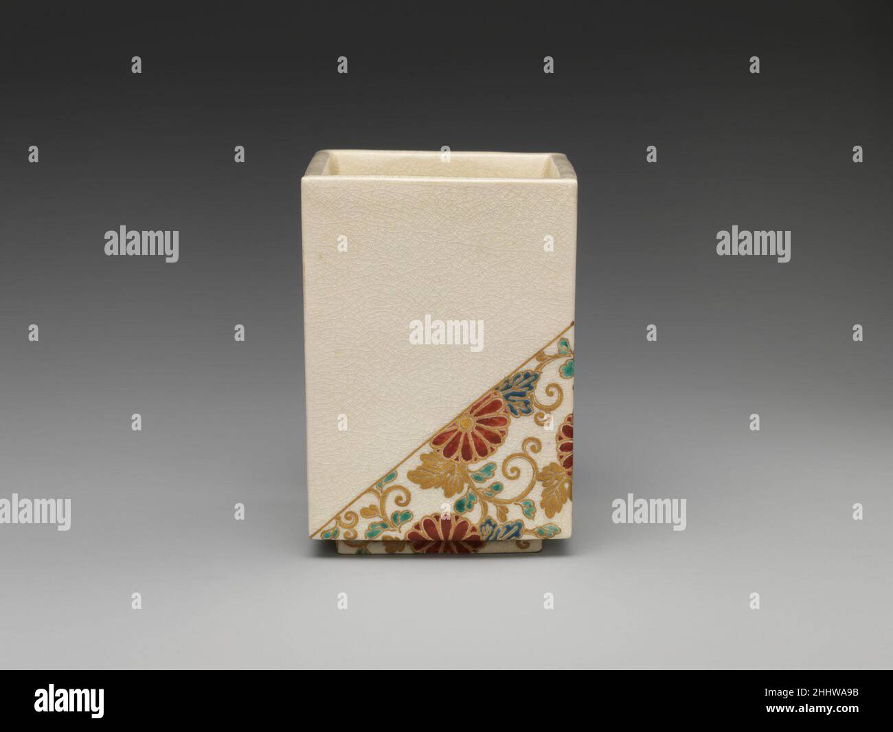 Récipient de service de type Ninsei (Mukōzuke) 1868–1912 Japon.Récipient de service de style Ninsei (Mukōzuke) 56855 Banque D'Images