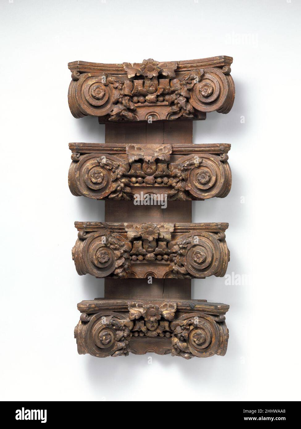 Ensemble de quatre capitales de pilaster français du 18th siècle.Ensemble de quatre capitales de pilaster 189517 Français, ensemble de quatre capitales de pilaster, 18th siècle, bois, longueur (chacun): 11 po.(27,9 cm).Metropolitan Museum of Art, New York.Don de J. Pierpont Morgan, 1906 (07.225.246a?d) Banque D'Images