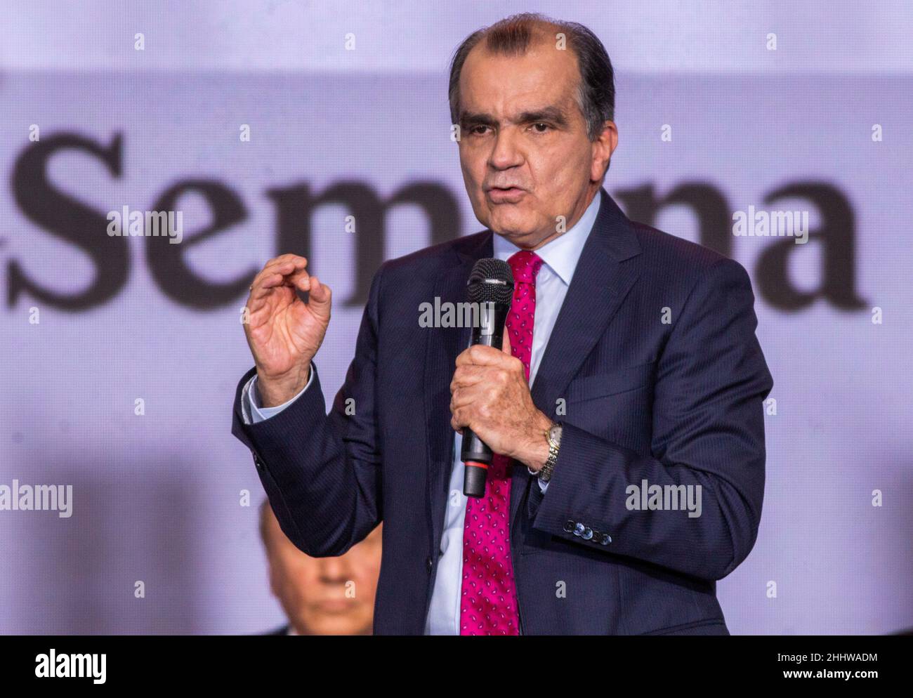 Bogota, Colombie.25th janvier 2022.Le candidat du parti politique du Centre démocratique, Oscar Ivan Zuluaga, dans le débat entre les espoirs présidentiels Bogota, Colombie, le 25 janvier 2021.(Credit image: © Daniel Garzon Herazo/ZUMA Press Wire) Banque D'Images