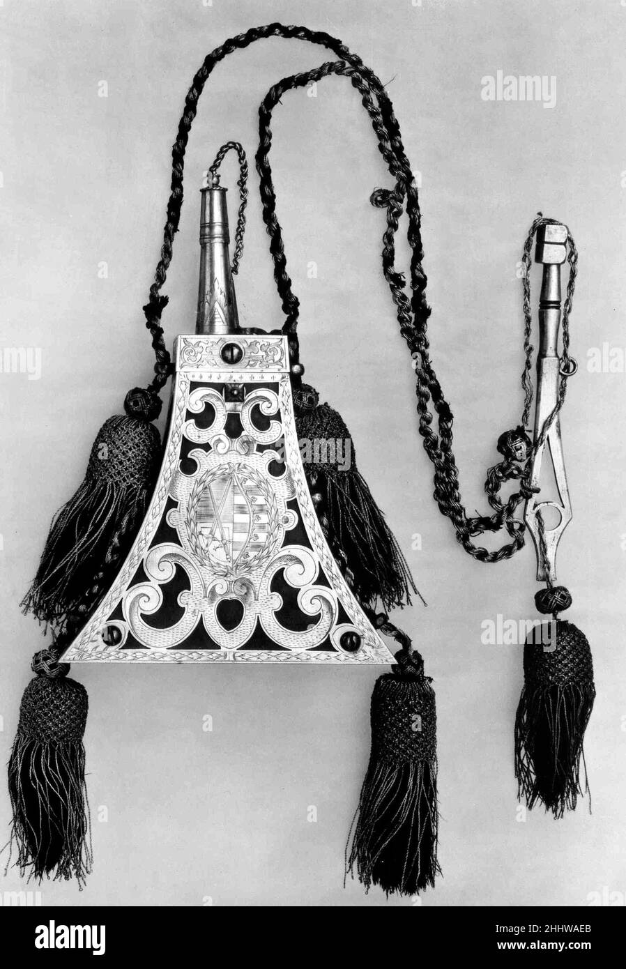 Poudre de flacon et clé Wheellock fabriqués pour le Bodyguard du Prince-électeur de Saxe ca.1600 Allemand, Saxe ce ballon fait partie de l'équipement de la garde (Trabantenleibgarde) de l'électeur de Saxe.Le corps trapézoïdal est en bois, monté en laiton doré, percé et gravé.Il conserve son cordon de suspension et ses glands d'origine, ainsi que sa clé à molette.La cartouche centrale est gravée des bras de Saxe et de l'archimarshalship du Saint Empire romain.Poudre en forme de flacon et clé Wheellock pour le Bodyguard du Prince-électeur de Saxe 23047 Banque D'Images