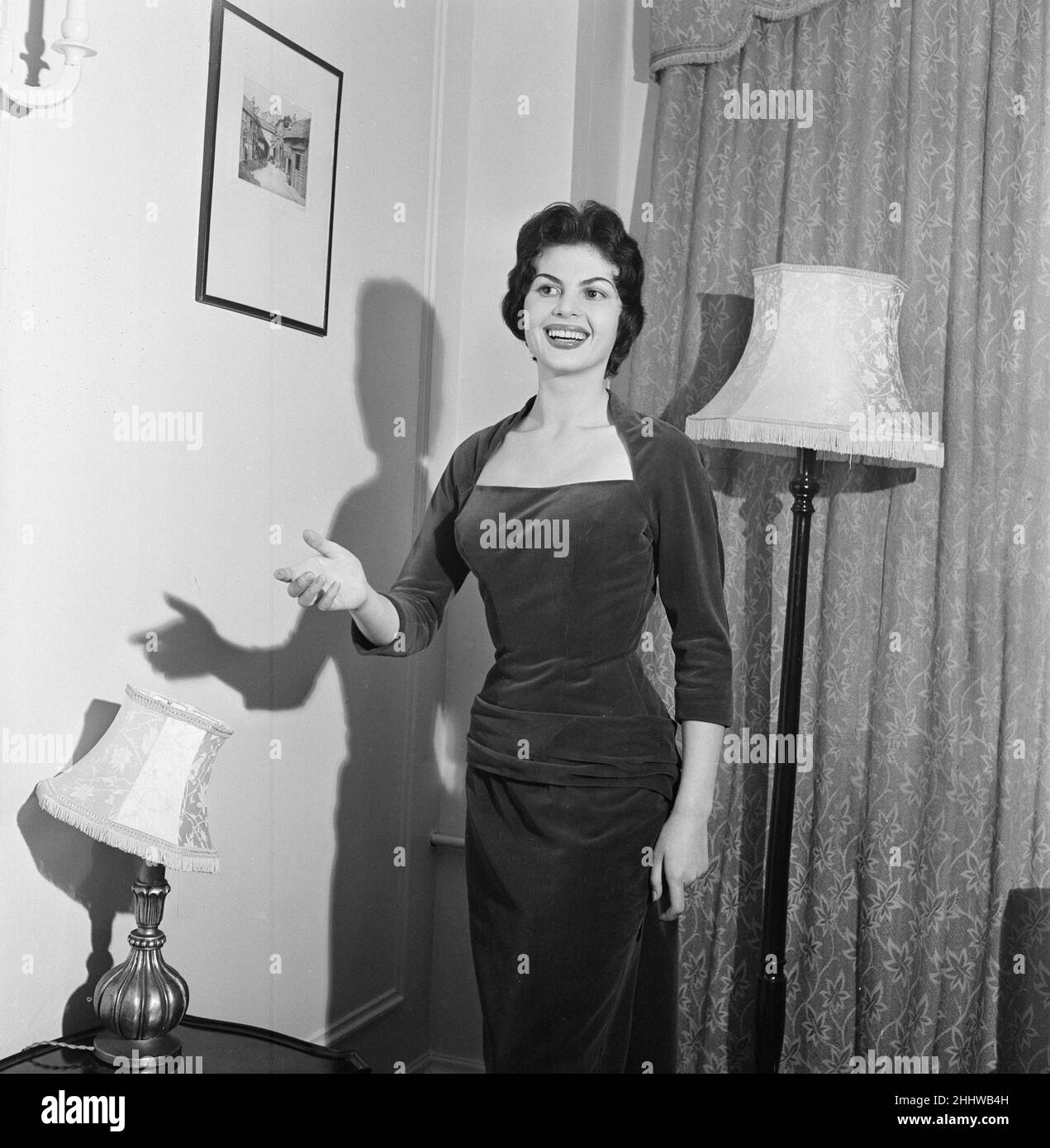 Nadja Regin, actrice serbe au Royaume-Uni pour la première fois, à l'hôtel Grosvenor House Hotel, Londres, décembre 1955. Nadja Regin est au Royaume-Uni pour le tournage d'une société allemande, elle est également porte une robe de sa propre conception. Banque D'Images