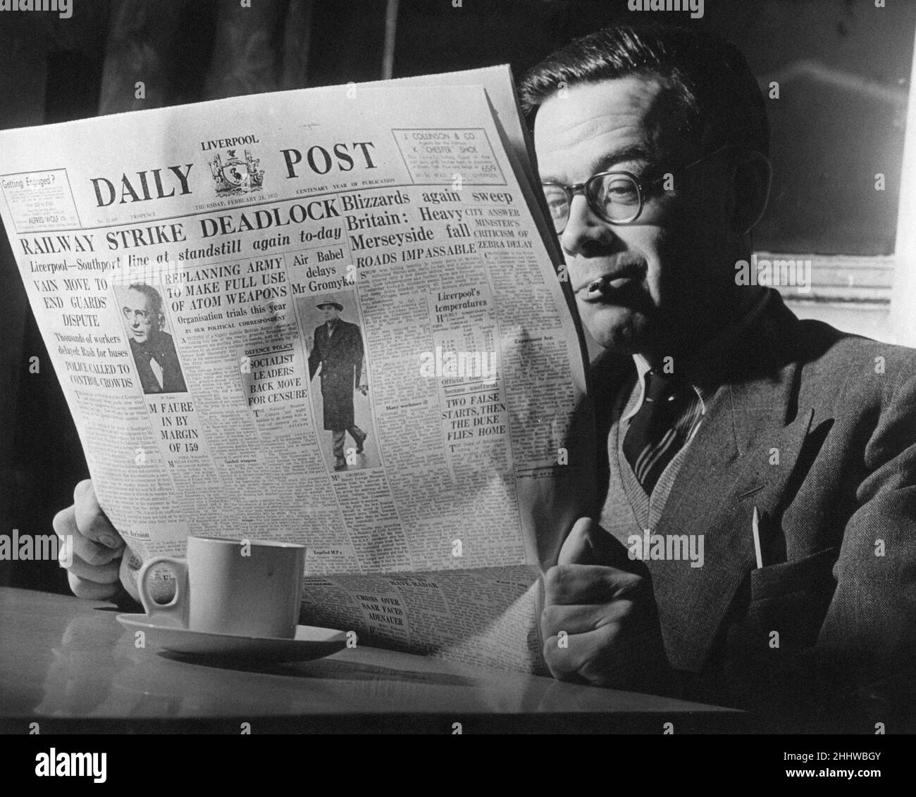 Homme lisant le journal, Liverpool Daily Post, jeudi 24th février 1955.Titres de journaux, blocage de la grève des chemins de fer. Banque D'Images