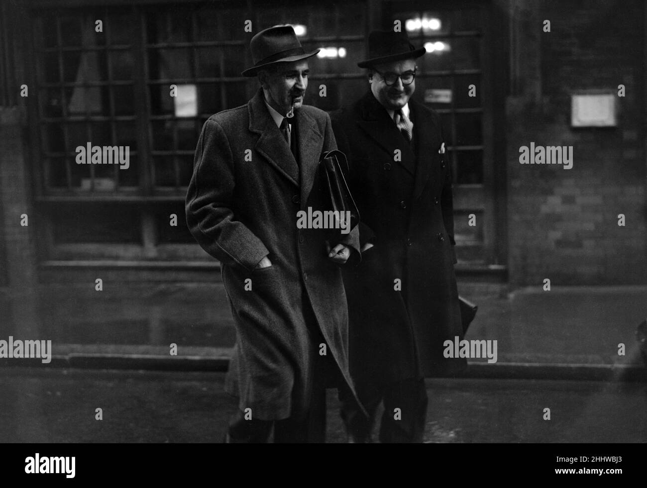 William James Skardon (à gauche) avec l'inspecteur détective George Smith qui assistait au procès de l'affaire Atomic secrets.10th février 1950. Banque D'Images