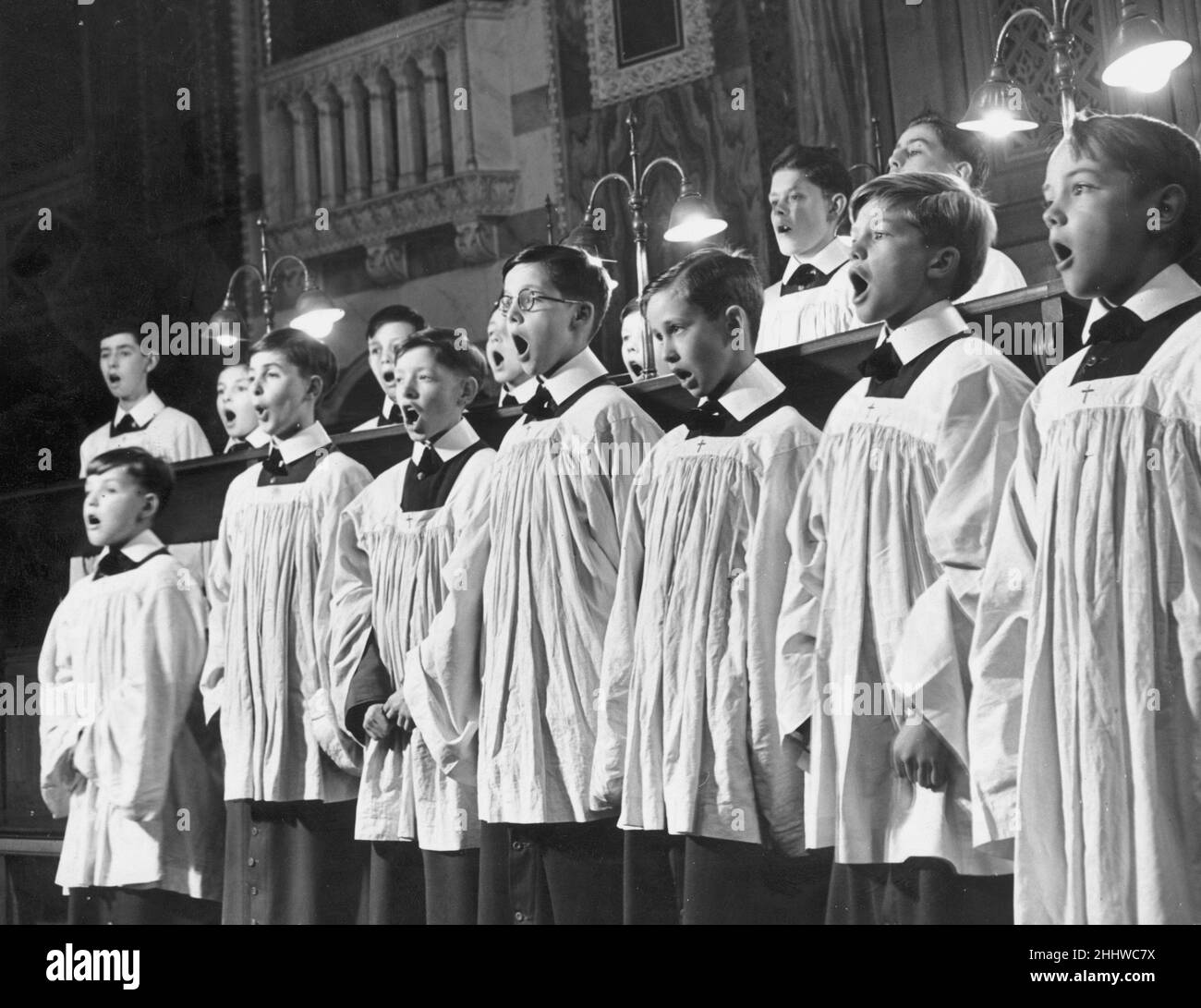 Les garçons de la chorale School of Westminster chantent un hymne lors d'un service à la cathédrale de Westminster.juin 1947. Banque D'Images