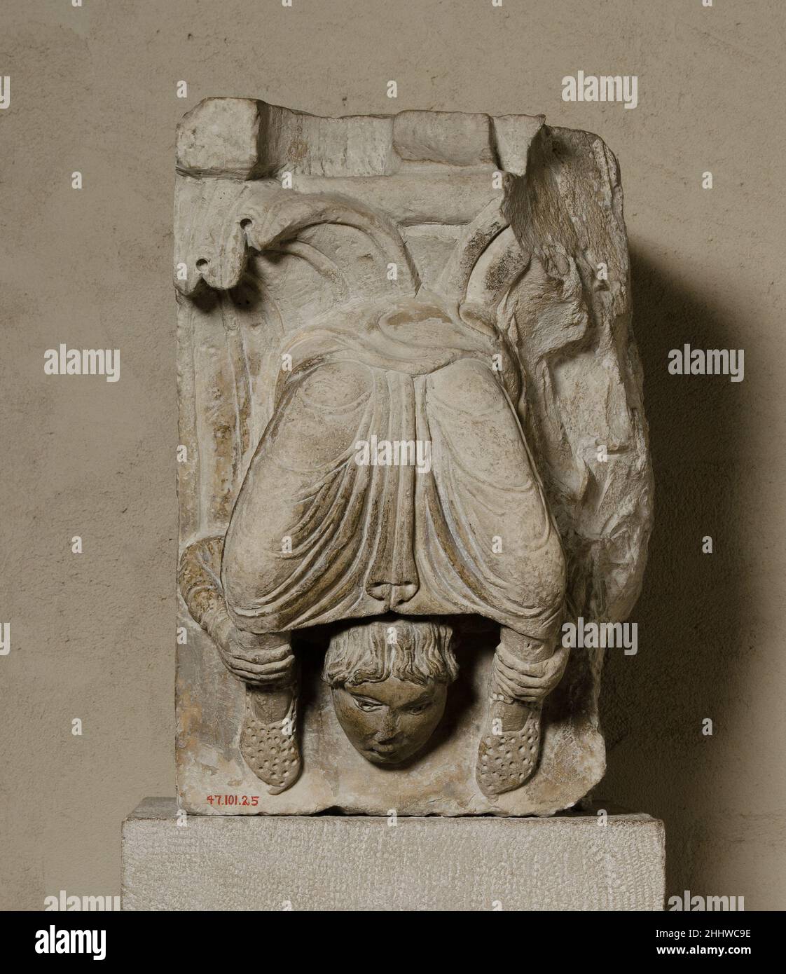 Partie d'un pilaster avec un Acrobat ca.1150–70 les acrobates français apparaissent souvent dans l'art médiéval, offrant des rappels amusants du monde au-delà des murs d'église ou de monastère.Semblant défier les règles de la nature, cette figure contorsionnée détourne l'attention de la fonction de la capitale en tant que support architectural.Saint-Martin à Savigny était une abbaye prospère au Moyen-âge, avec de nombreuses dépendances.Elle a été endommagée pendant la réforme, et sa communauté a diminué en taille et a finalement été dissoute en 1779.Dans le sillage de la Révolution française qui a commencé une décennie plus tard, la plupart des bâtiments Banque D'Images