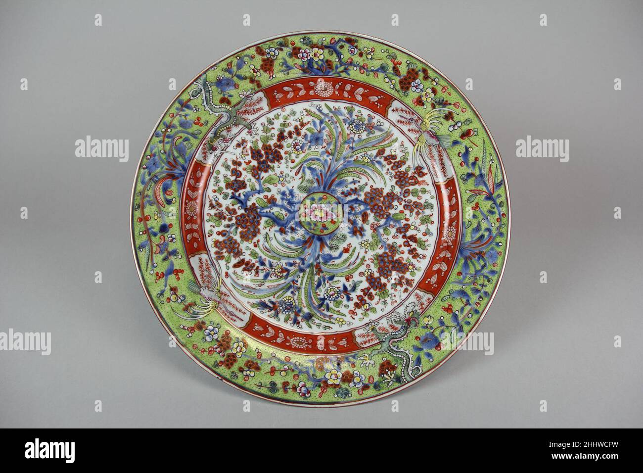 Plat la première moitié du 19th siècle de Chine.Plat.Chine : première moitié du siècle 19th.Porcelaine peinte en bleu sous-glaçure et émaillée polychrome.Dynastie Qing (1644–1911).Céramique Banque D'Images