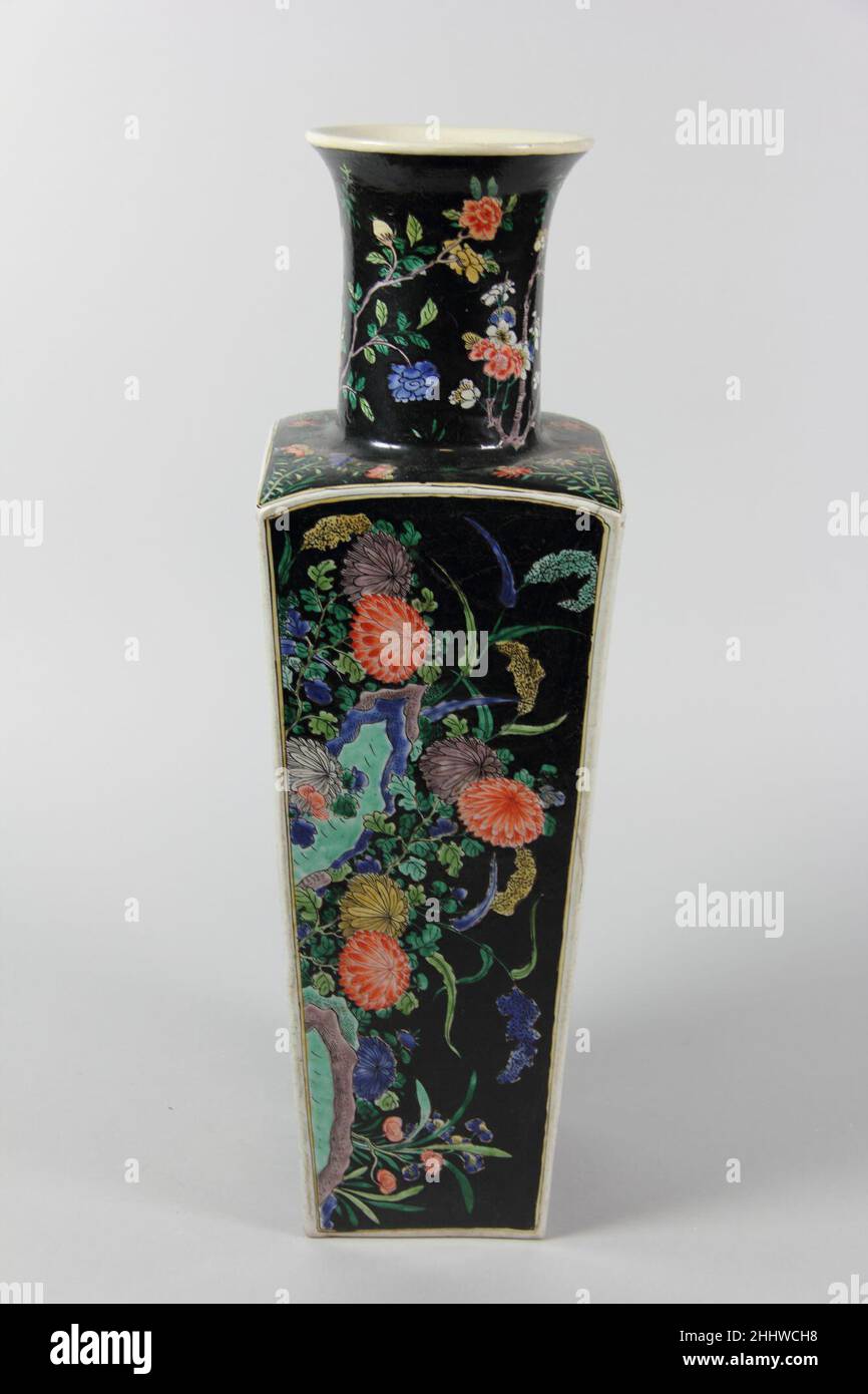 Vase carré avec des scènes de quatre saisons 19th siècle Chine.Vase carré avec scènes de quatre saisons.Chine.19th siècle.Porcelaine peinte en émail polychrome sur un sol noir (Jingdezhen ware, famille noire).Dynastie Qing (1644–1911).Céramique Banque D'Images