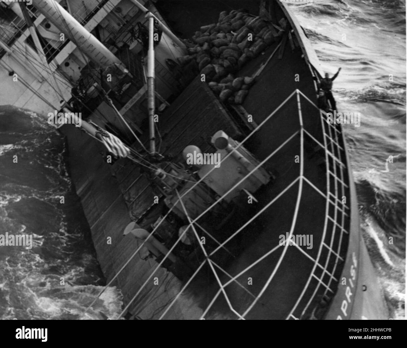 L'entreprise de vol s'est envotée au large de la côte de Cornish le 10th janvier 1952. Le SS Flying Enterprise, un navire cargo Liberty de type C1, qui s'envol à 60 degrés après avoir été pris dans une terrible tempête atlantique alors qu'il se dirigeait de Hambourg vers les États-Unis.Le 21 décembre 1951, elle transportait une cargaison de 1300 tonnes de fer à porc et 900 tonnes de café, plus 10 passagers et 40 membres d'équipage.Le jour de Noël, elle était à environ 400 miles de la fin des terres quand, après avoir pris une batte de la mer et frappé par une vague de freak, une fissure de stress sévère s'est développée à travers son pont principal et environ 4m de chaque côté.Le conin Banque D'Images
