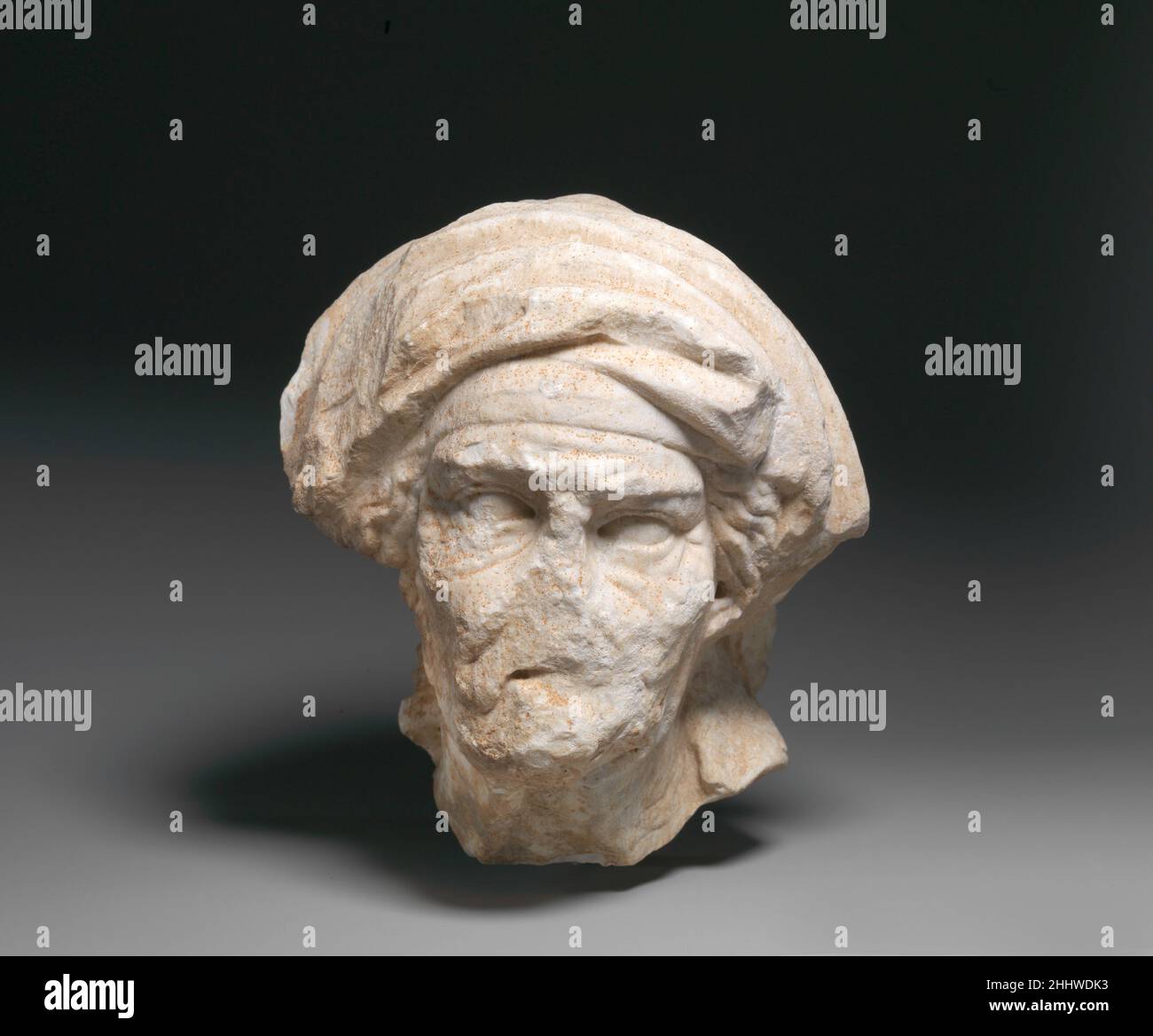 Tête en marbre d'une vieille femme ca.1st Century A.D. Roman cette tête est cassée d'une statue.Le type se rapporte à l'ancienne femme du marché (09,39) exposée à la Cour romaine.Tête en marbre d'une vieille femme 248672 Banque D'Images
