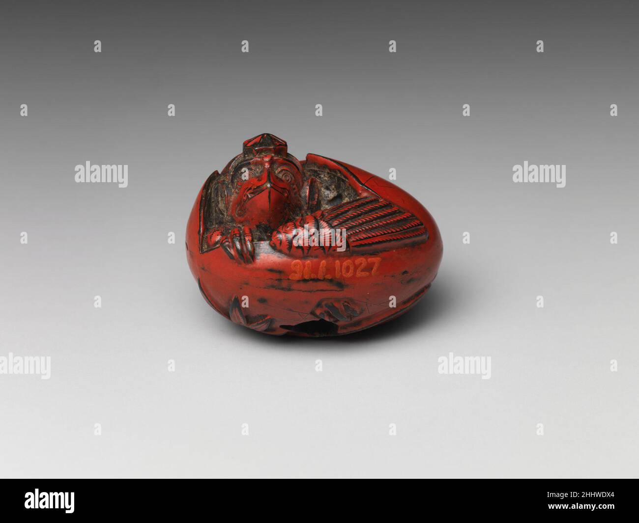 Tengu Hatching d'un oeuf 18th siècle Japon ce type de représentation de la naissance de la créature mythique connue sous le nom de tengu, a été le plus favorisé par les sculpteurs de netsuke.L'image du petit tengu brisant la coquille de son oeuf est rendue particulièrement vive par l'utilisation de laque rouge.Tengu Hatching d'un oeuf 59729 Banque D'Images