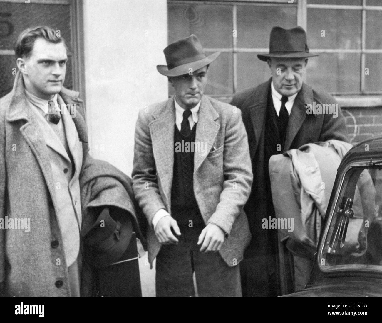 Le meurtre de Porthole 1947, James Camb a été reconnu coupable du meurtre de l'actrice Eileen Isabella Ronnie Gibson, 21 ans, nom de scène gay Gibson, par étranglement en mer, condamné à mort le 1948 mars, commuée à vie en prison, libéré en septembre 1959.Notre photo montre .. Famille de la victime de meurtre Eileen Gibson, ses frères John Lawrence Gibson 26, Joseph Paul Gibson 24 et le père Joseph Barnett Gibson, arrivent à Southampton, de Durban, Afrique du Sud, le vendredi 12th décembre 1947. Banque D'Images