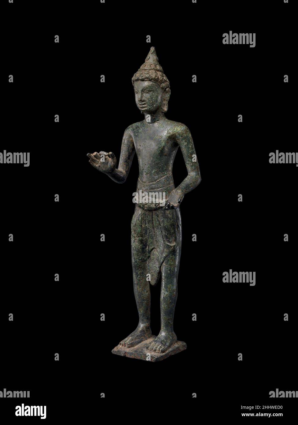 Bodhisattva, peut-être Maitreya premier quart du 8th siècle Nord-est de la Thaïlande cette image d'un homme debout est difficile à identifier en toute sécurité, mais la main levée gestante en exposition et la main abaissée accordant des canons suggère qu'il est un sauveur bouddhiste.Il peut représenter Maitreya, le Bouddha messianique de l'avenir; la coiffure est peut-être destinée à évoquer un stupa, son identifier.cat. non143. Bodhisattva, peut-être Maitreya.Nord-est de la Thaïlande. Premier quart du 8th siècle.Alliage de cuivre avec étain.Sculpture Banque D'Images