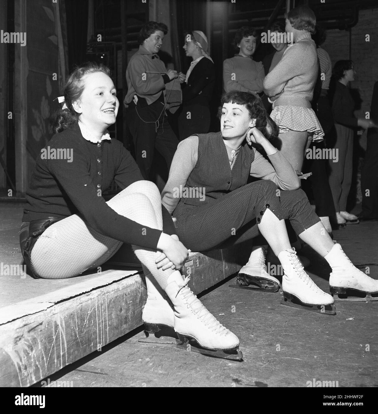 Scène de retour avec les filles de spectacle pendant la répétition de Tom Arnold Chu Chin Chow au Empire Theatre, Sunderland, 28th avril 1954 Banque D'Images