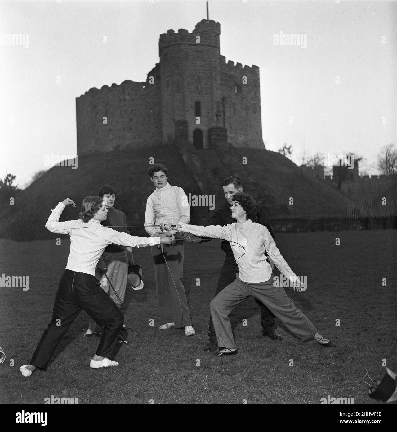 Le professeur Glynne Reynolds donne des cours d'escrime aux étudiants du Cardiff College of Music and Drama, au château de Cardiff.1st mars 1954 Banque D'Images