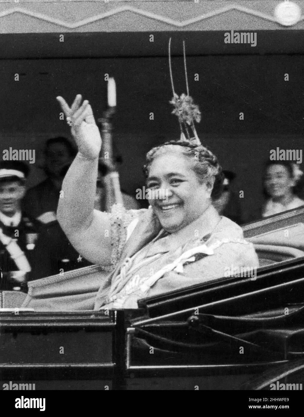 La reine Salote des Tonga s'est réjourie des foules en parcourant les rues de Londres en calèche, pendant le trajet en autocar jusqu'à l'abbaye de Wesminster pour le couronnement de la reine Elizabeth II, souriant et agitant, sous la pluie battante.2nd juin 1953 Banque D'Images