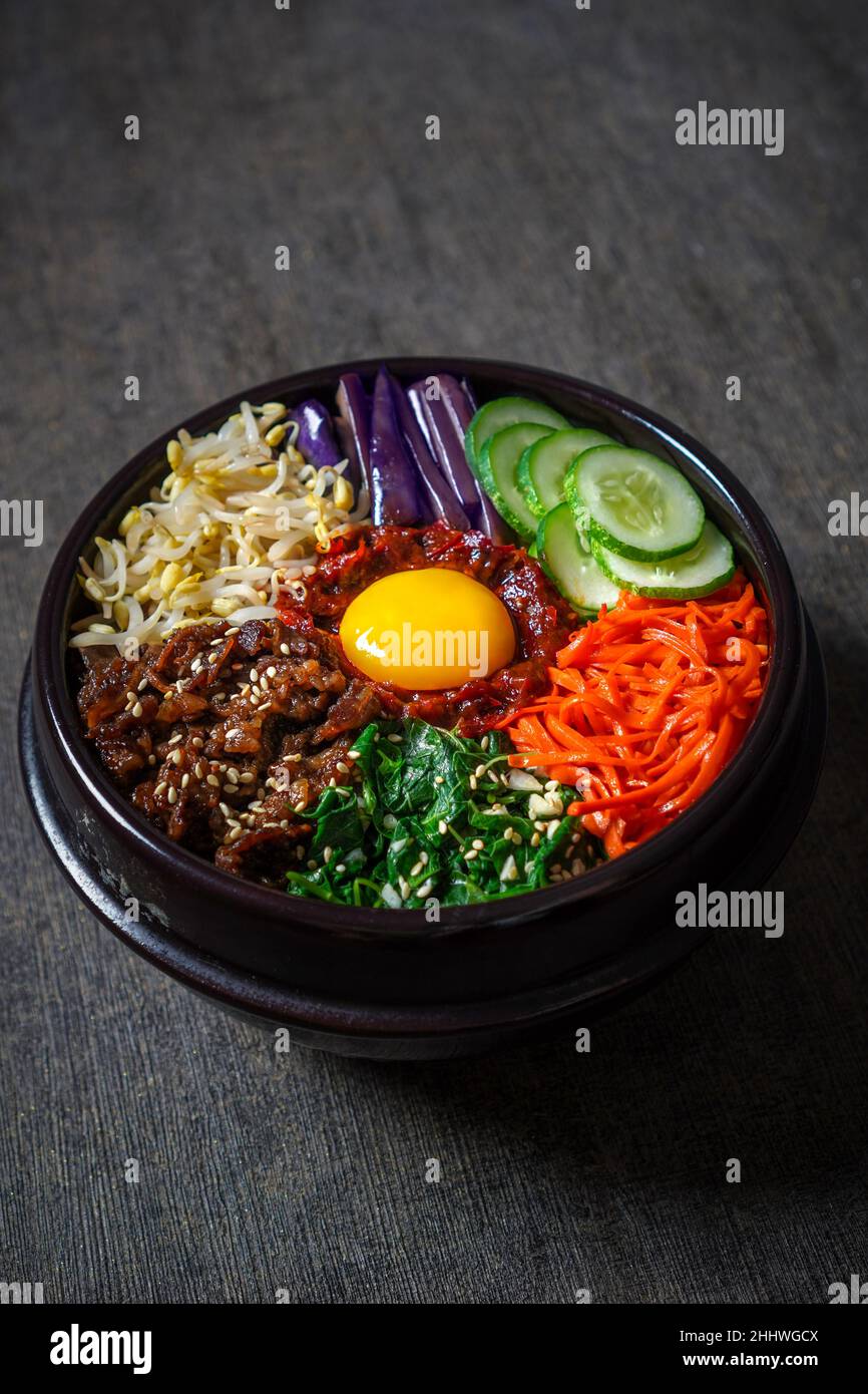 Bibimbap plat de riz de style coréen.Bol de riz blanc chaud recouvert de boeuf Bulgogi, sauté et légumes assaisonnés Banque D'Images